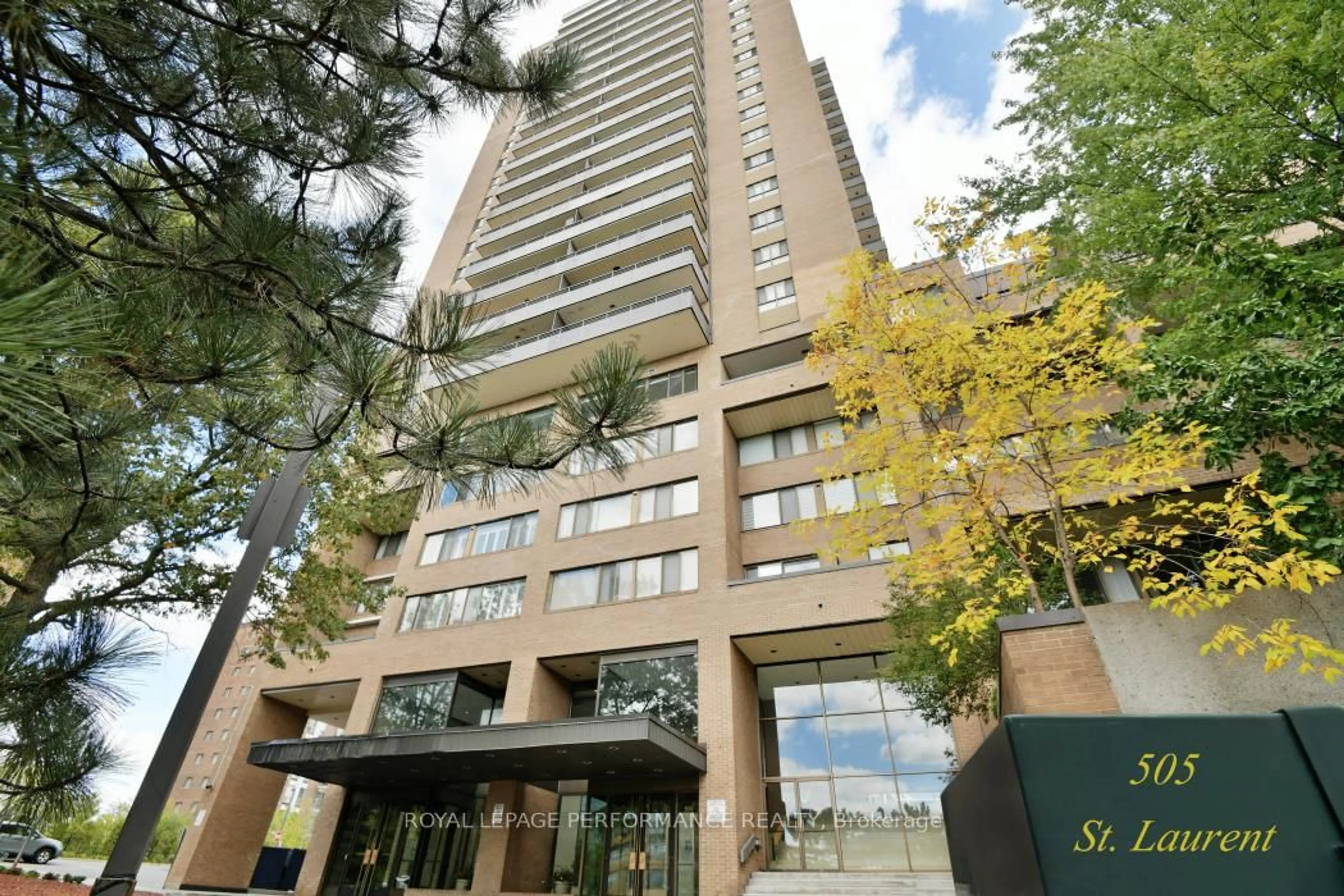Indoor foyer for 505 St Laurent Blvd #2302, Ottawa Ontario K1K 3X4