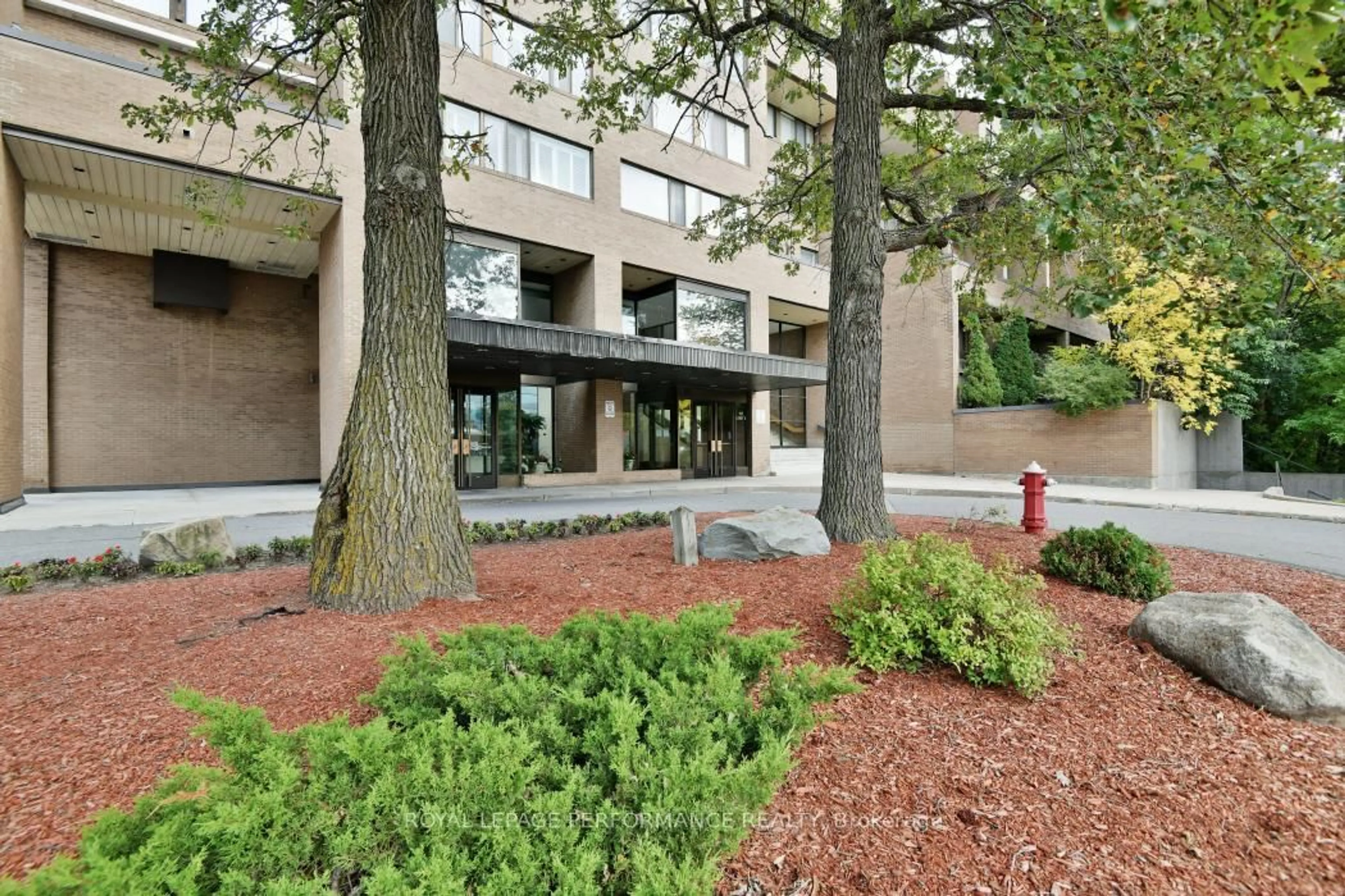 Indoor foyer for 505 St Laurent Blvd #2302, Ottawa Ontario K1K 3X4