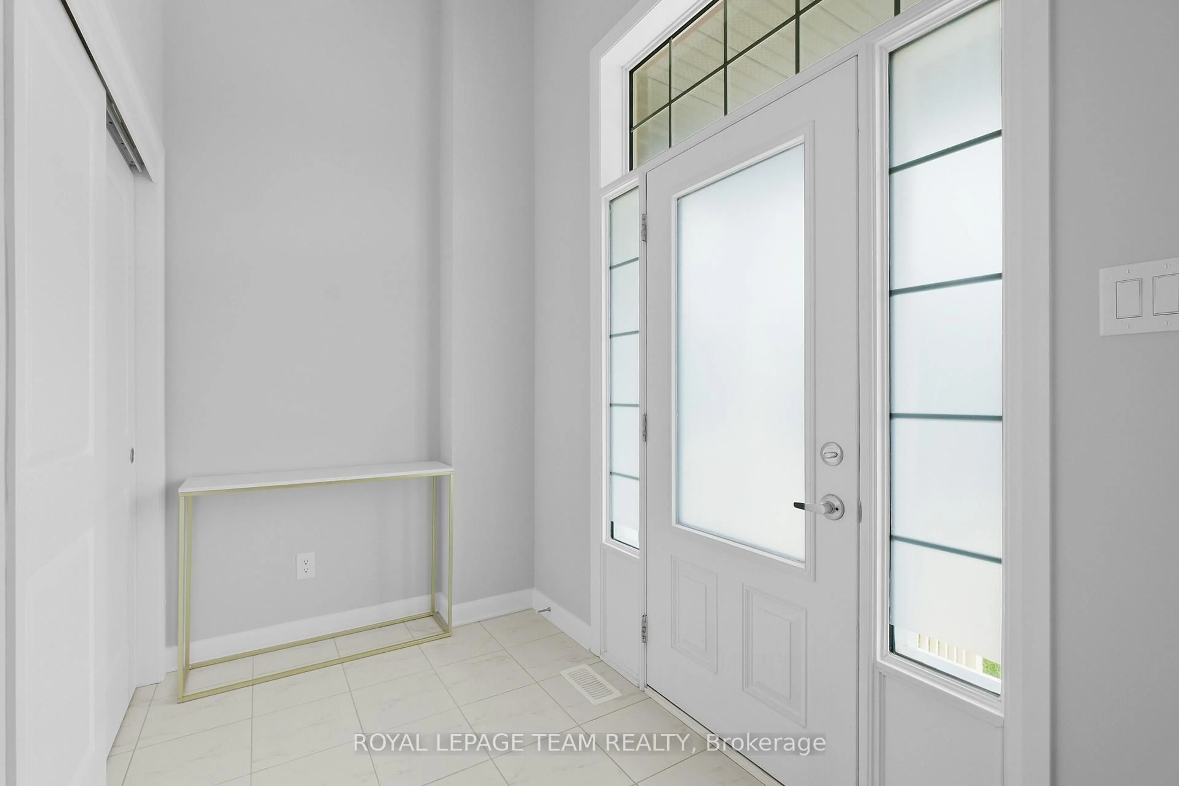 Indoor entryway for 17 Aura Ave, Ottawa Ontario K2J 6S1