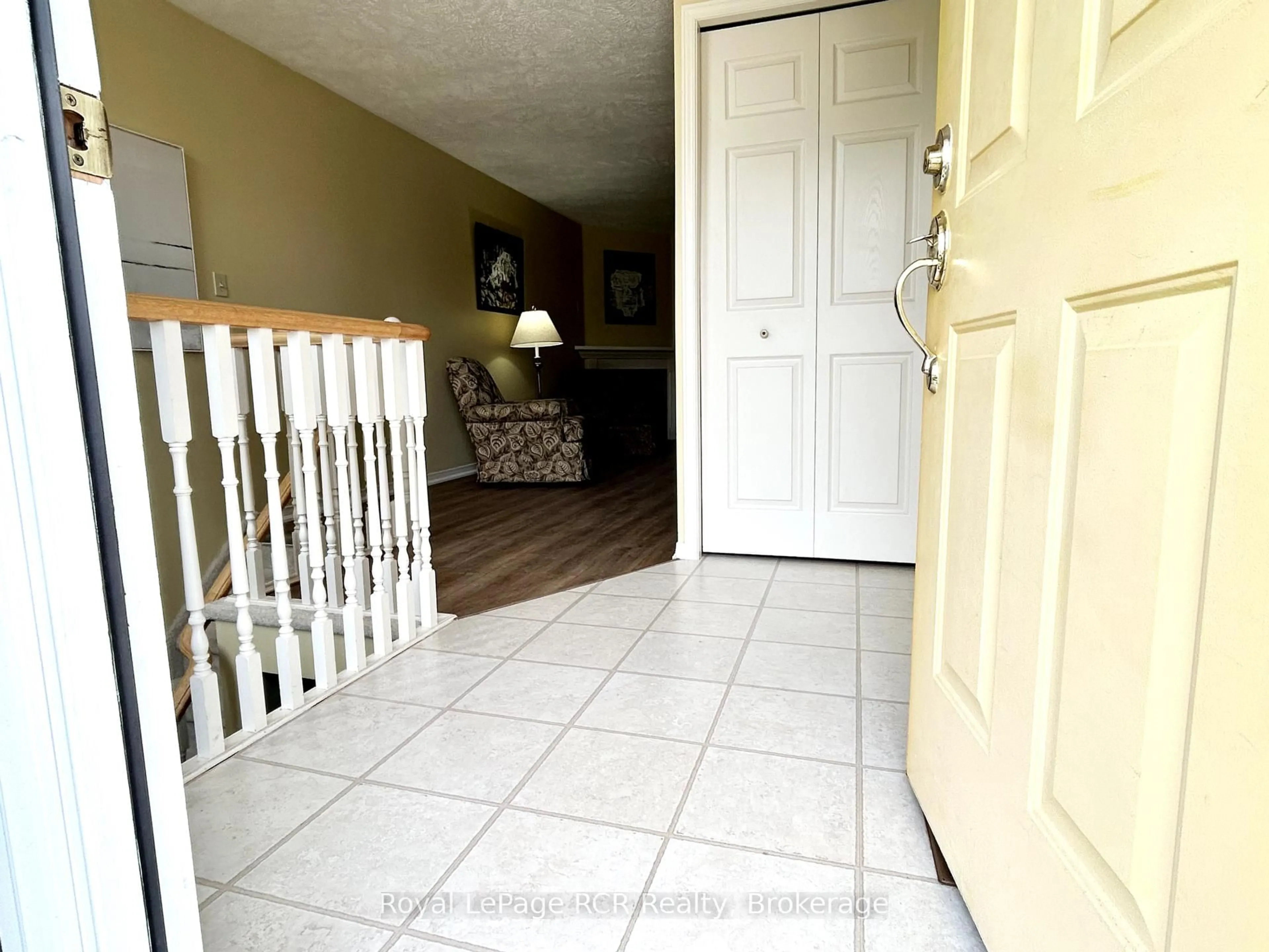 Indoor entryway for 876 9th A Ave, Owen Sound Ontario N4K 3E7