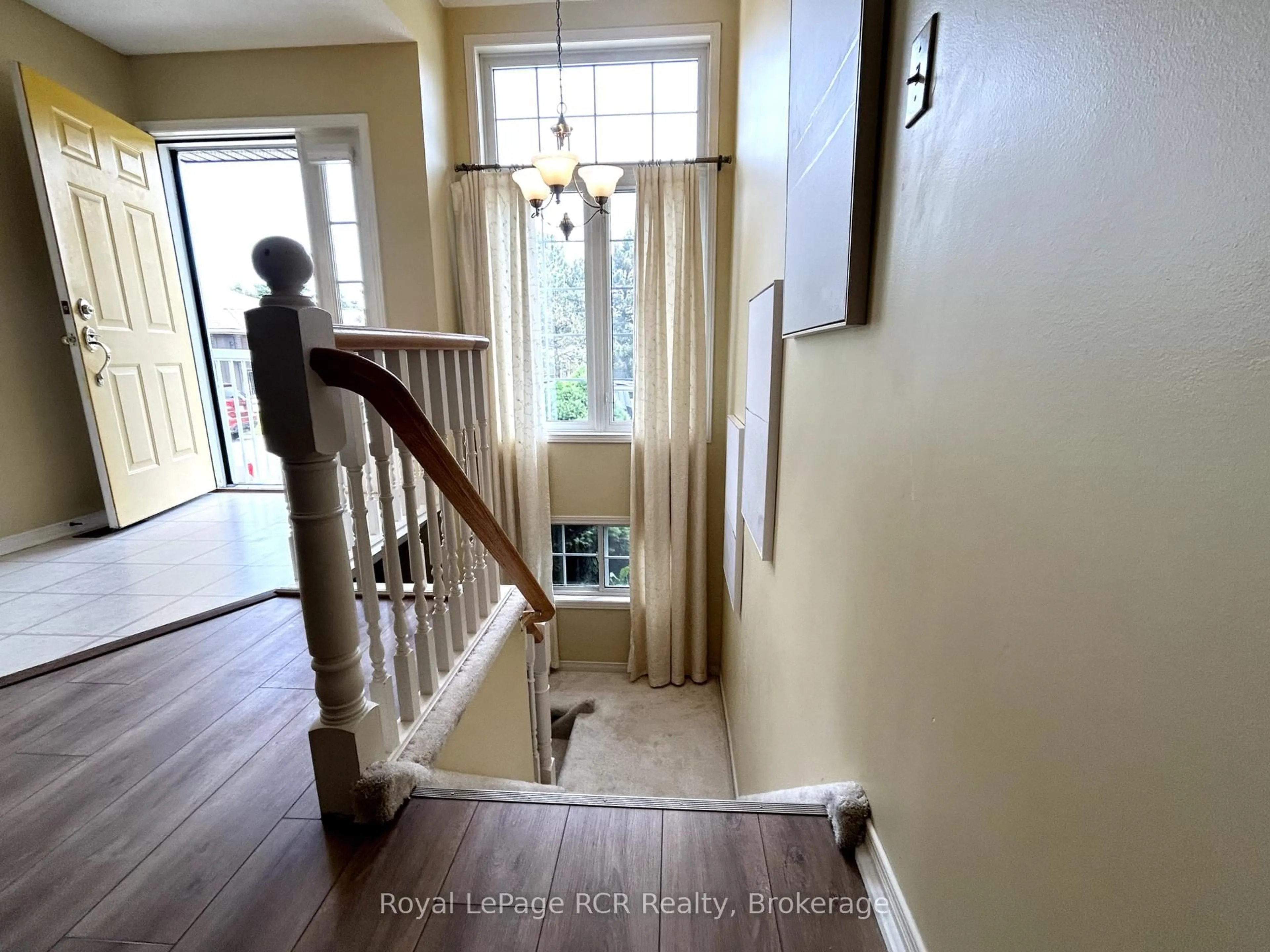 Indoor entryway for 876 9th A Ave, Owen Sound Ontario N4K 3E7