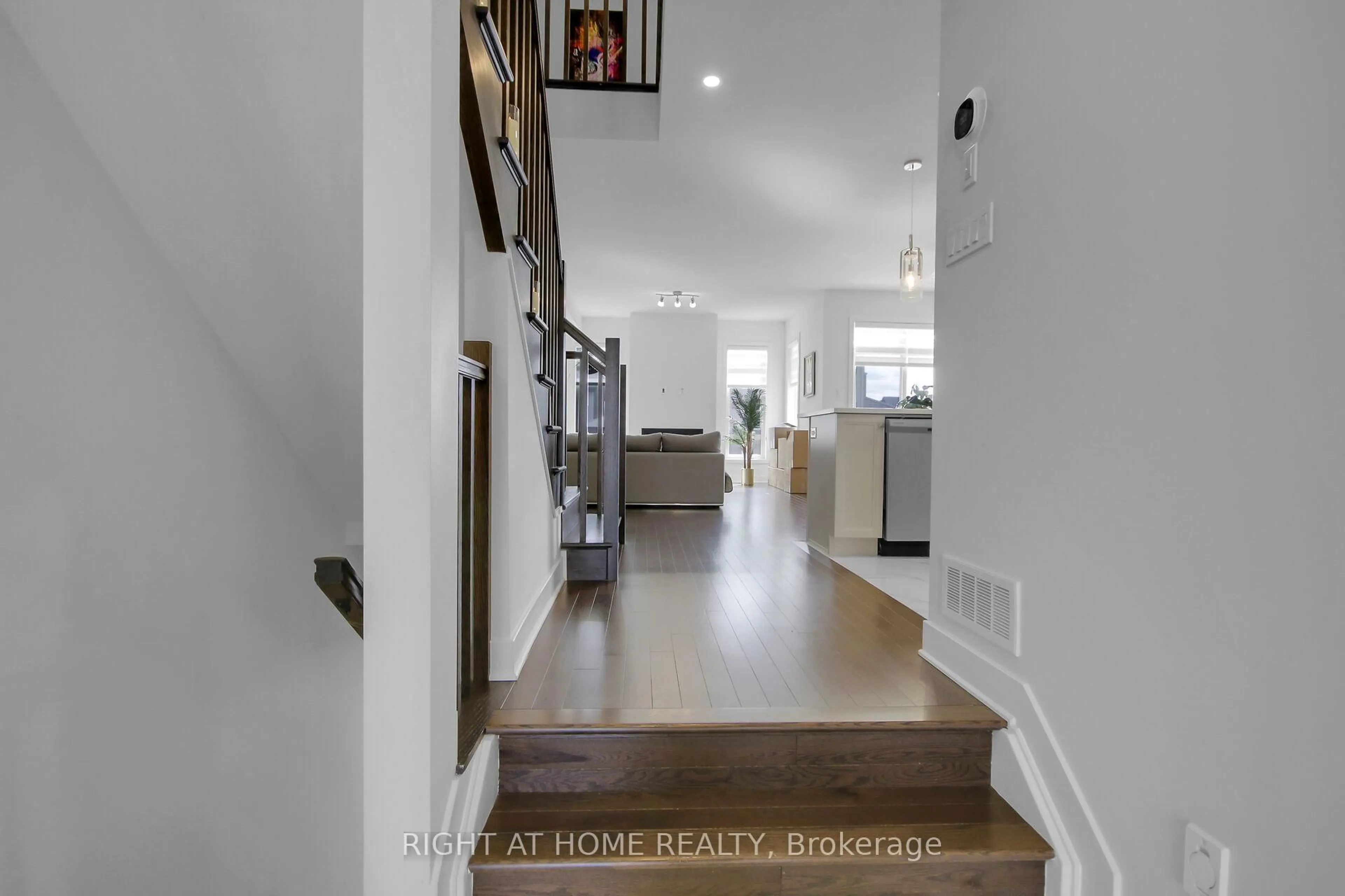 Indoor entryway for 741 TWIST Way, Ottawa Ontario K2V 0M9