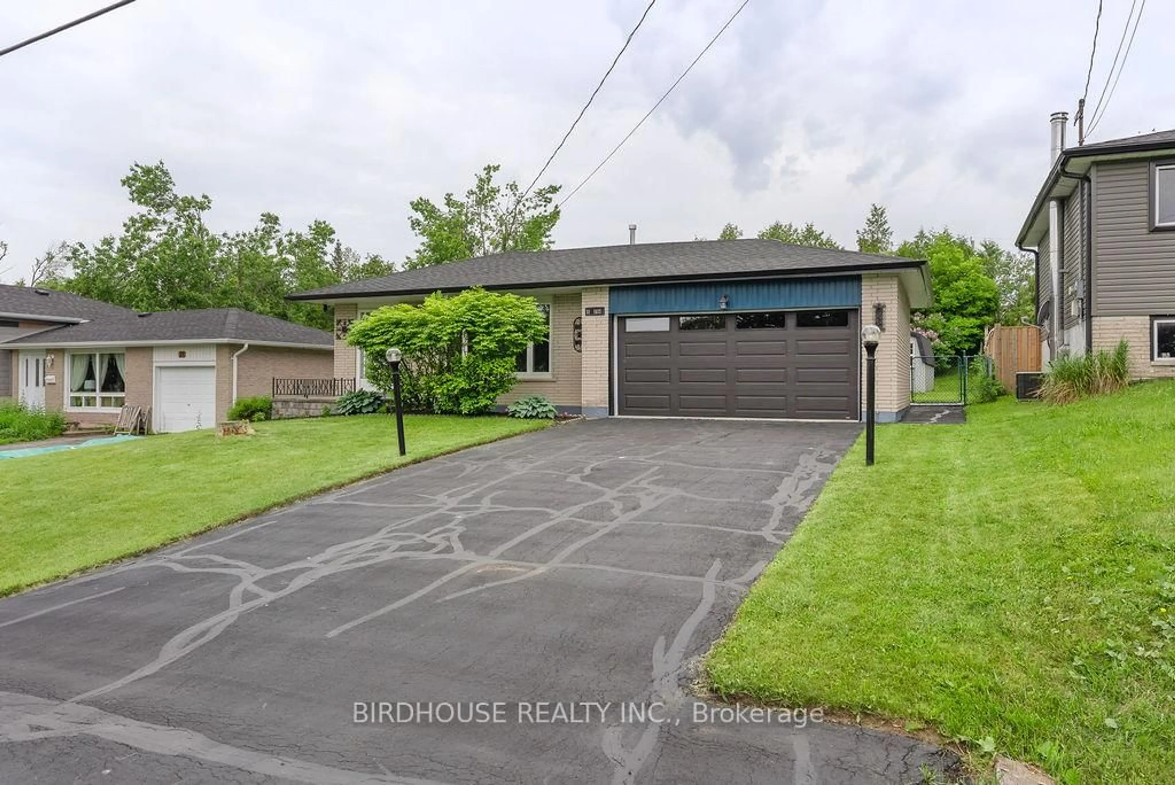 Indoor garage for 13 Mohawk Dr, Kawartha Lakes Ontario K9V 0J1
