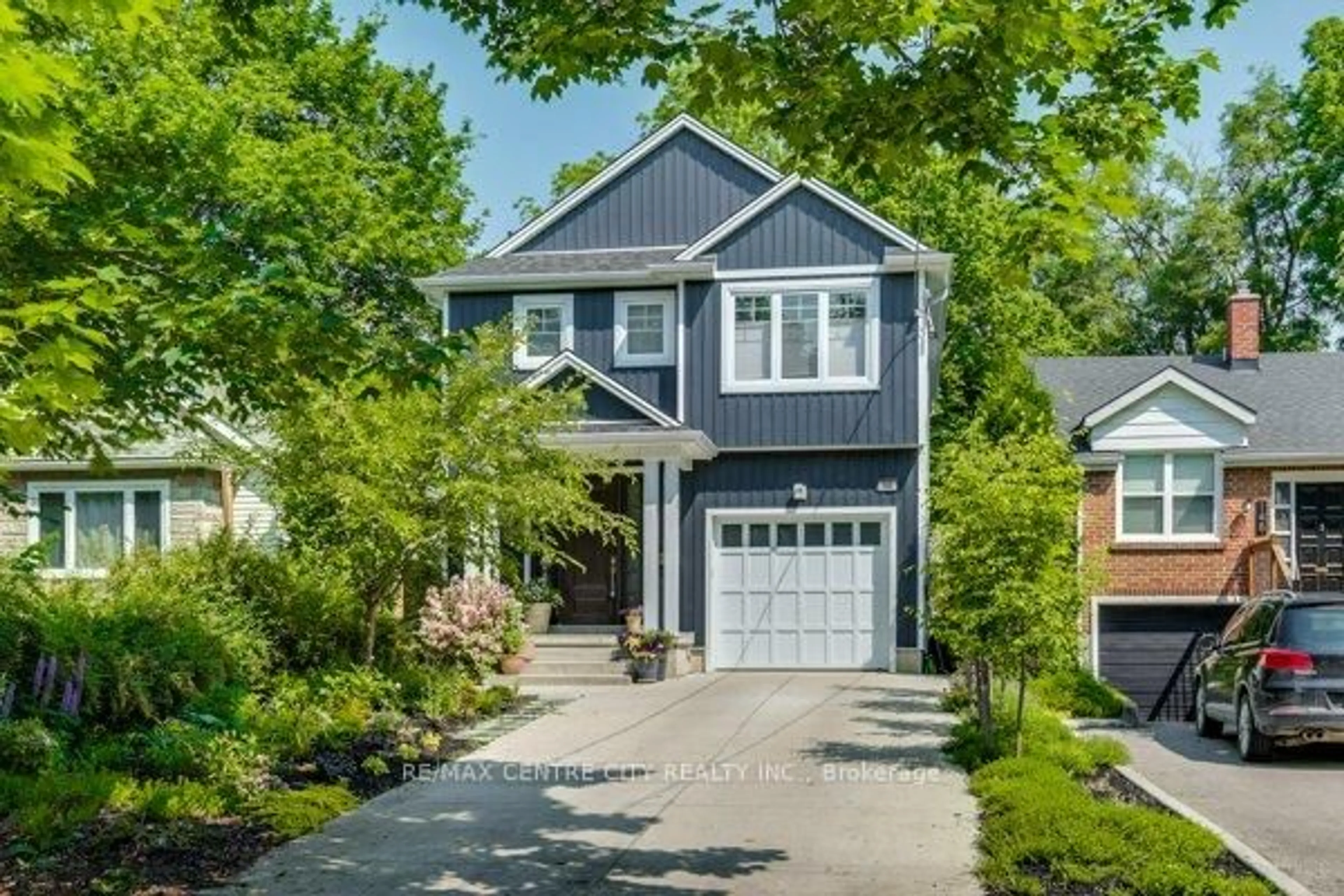 Home with vinyl exterior material, street for 146 Victoria St, London East Ontario N6A 2B7