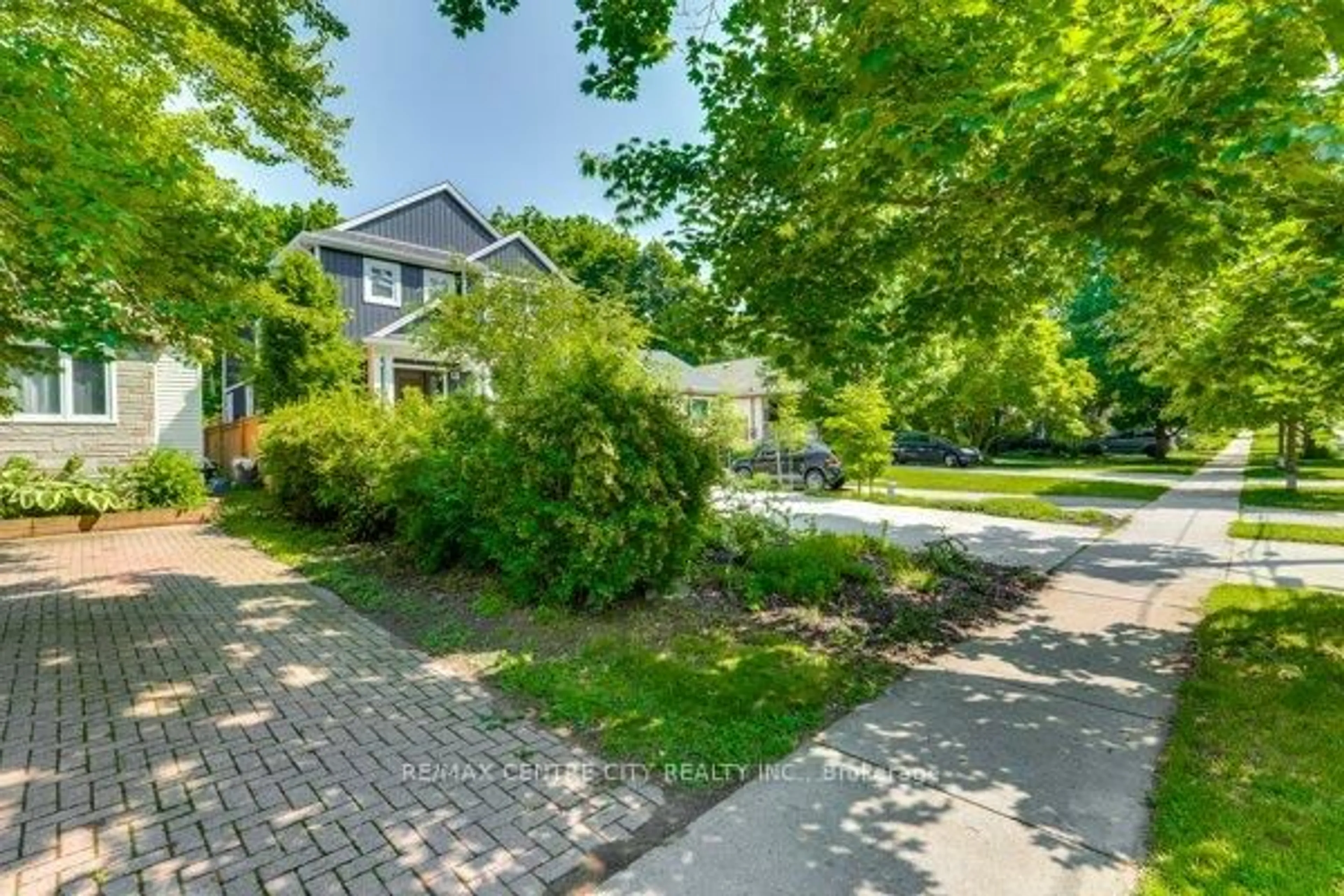 A pic from outside/outdoor area/front of a property/back of a property/a pic from drone, street for 146 Victoria St, London East Ontario N6A 2B7