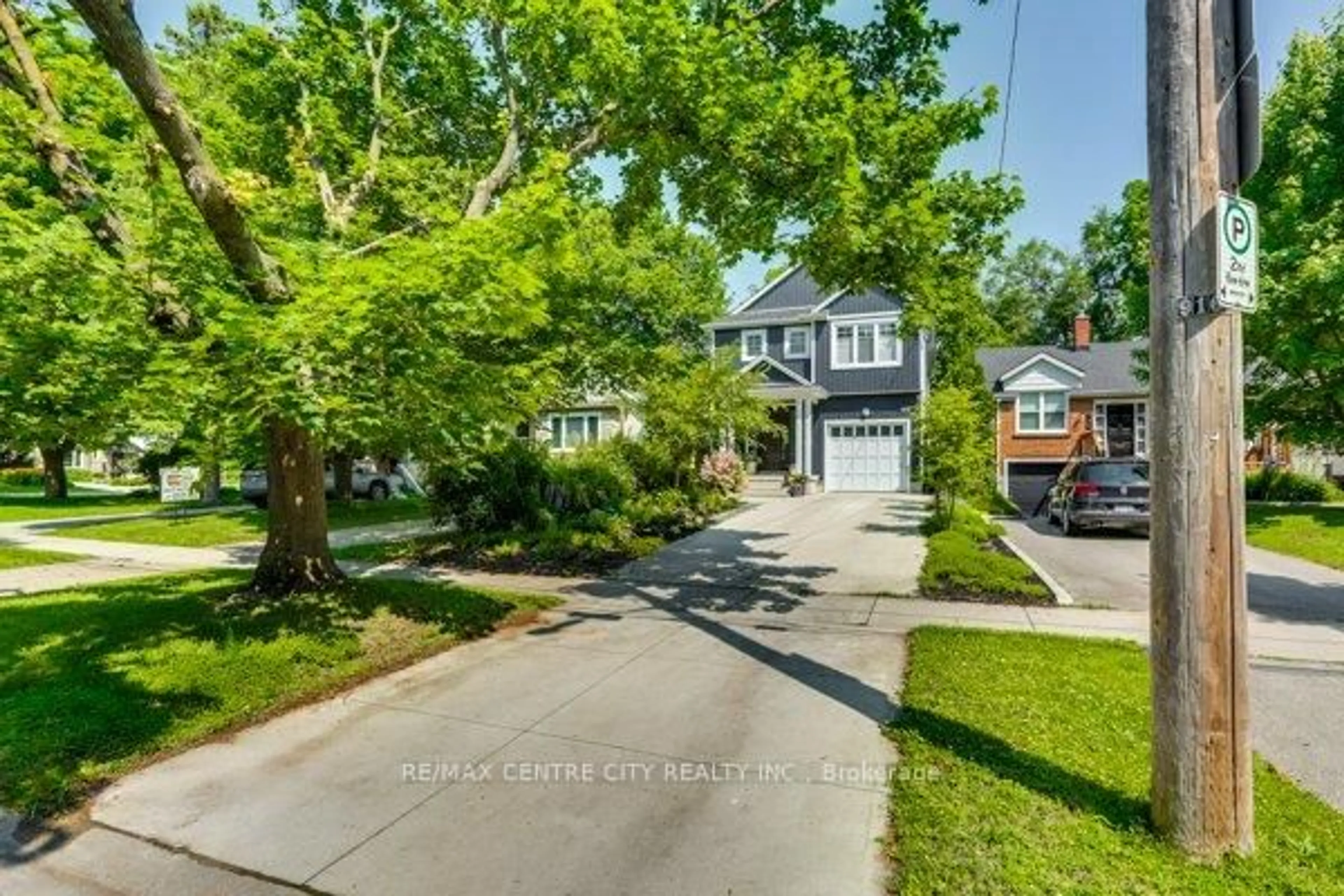 A pic from outside/outdoor area/front of a property/back of a property/a pic from drone, street for 146 Victoria St, London East Ontario N6A 2B7