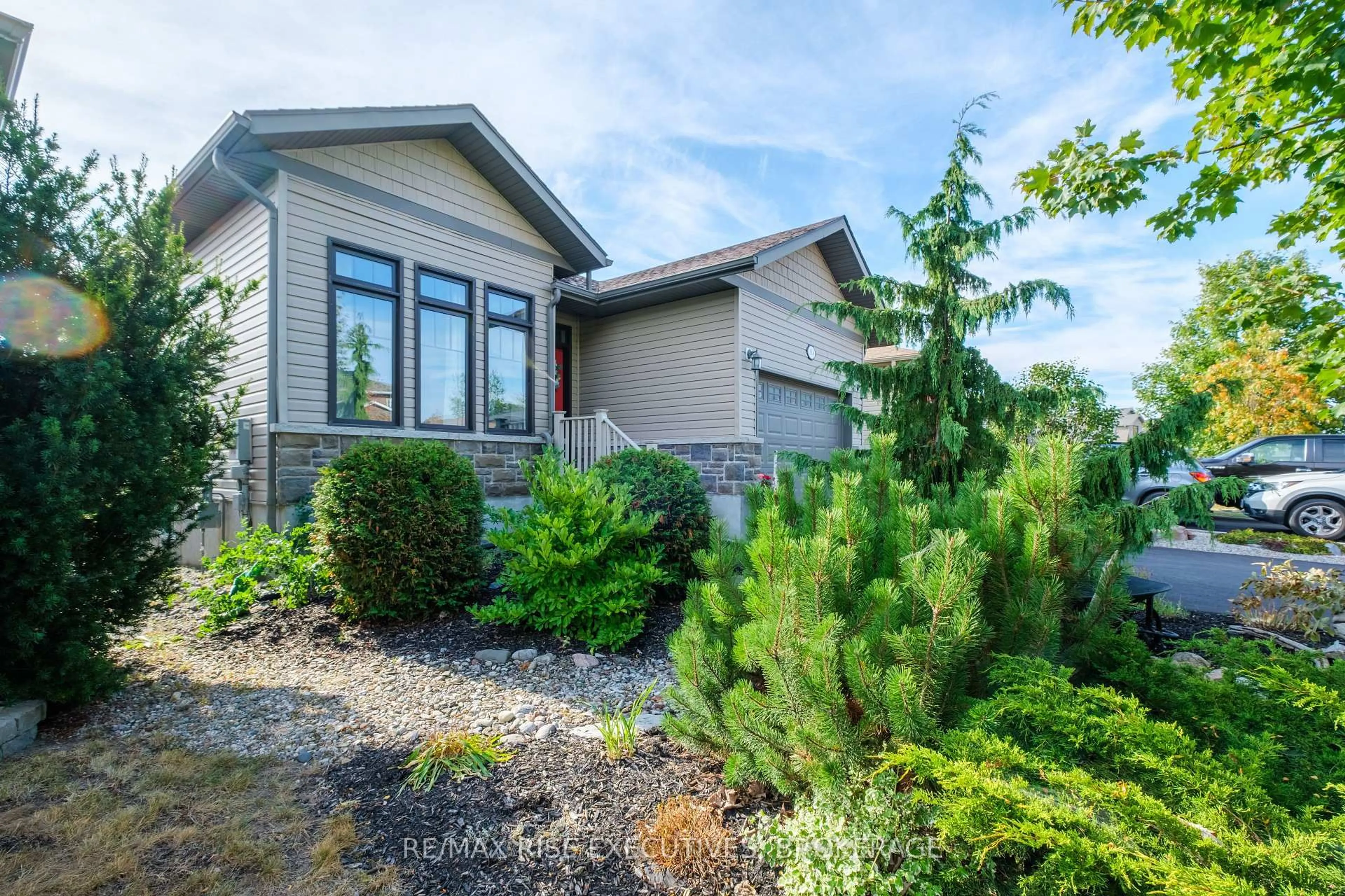 Home with vinyl exterior material, unknown for 134 Islandview Dr, Amherstview Ontario K7N 0A5