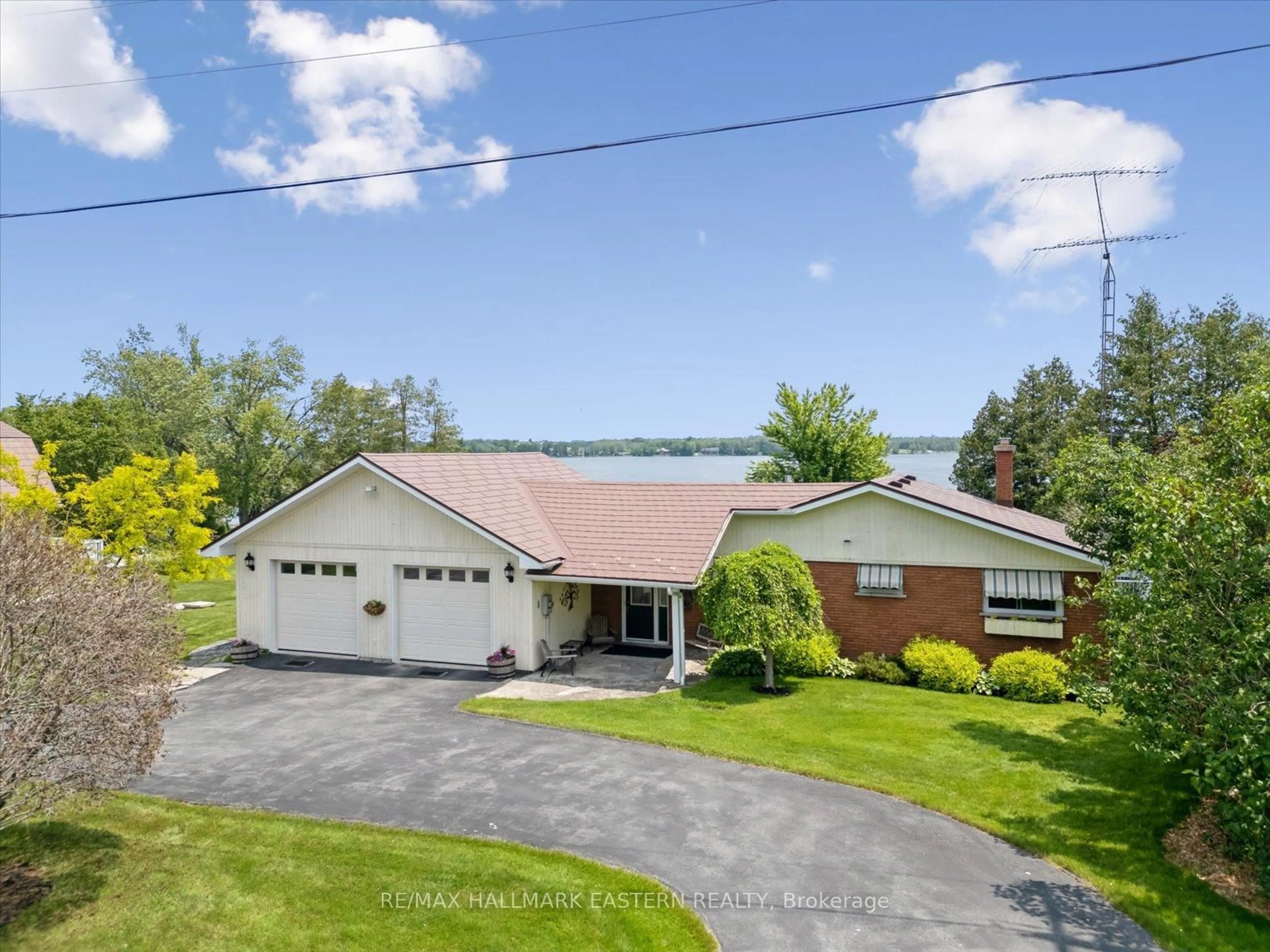 A pic from outside/outdoor area/front of a property/back of a property/a pic from drone, unknown for 1105 Connaught Dr, Selwyn Ontario K0L 1T0
