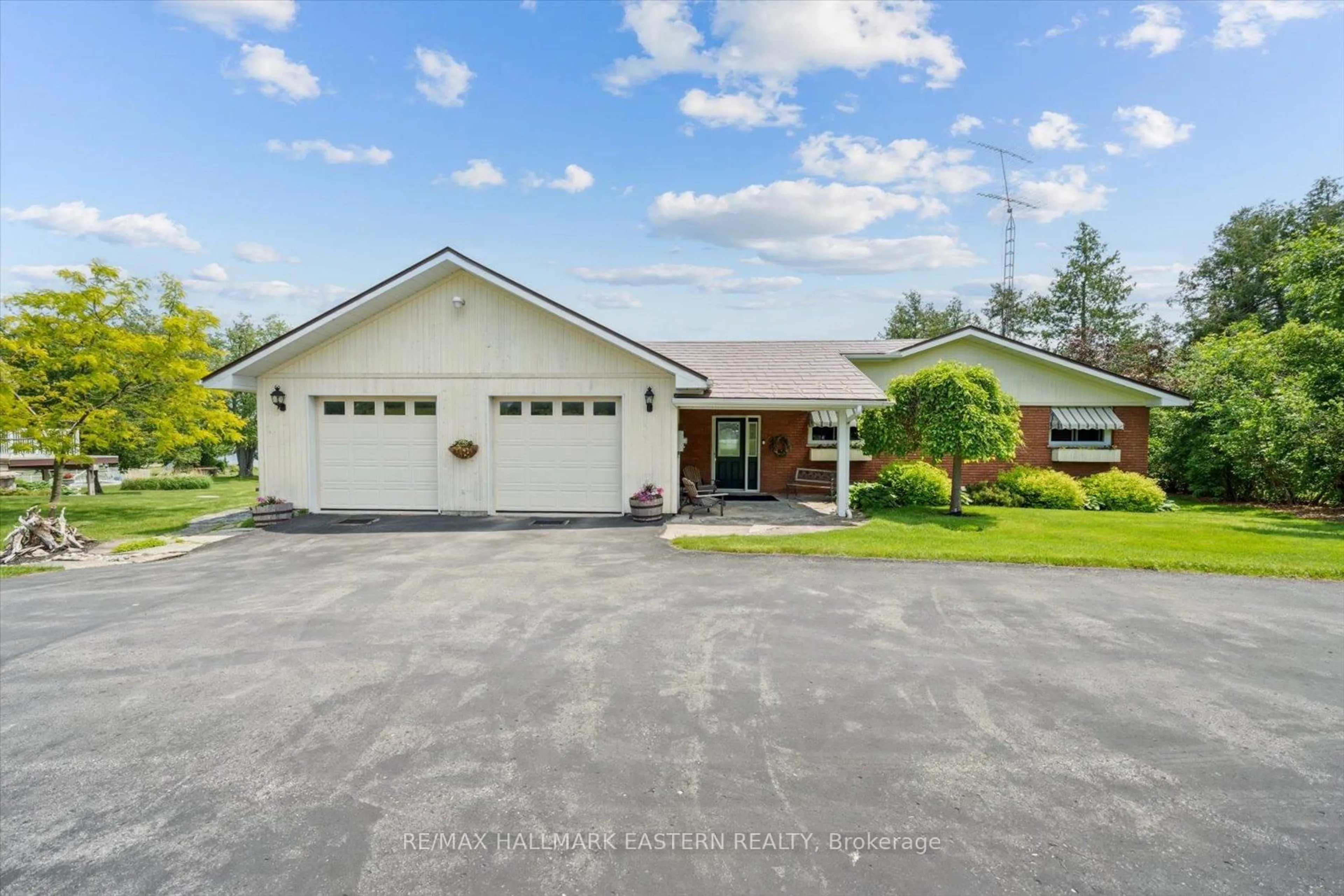 A pic from outside/outdoor area/front of a property/back of a property/a pic from drone, street for 1105 Connaught Dr, Selwyn Ontario K0L 1T0