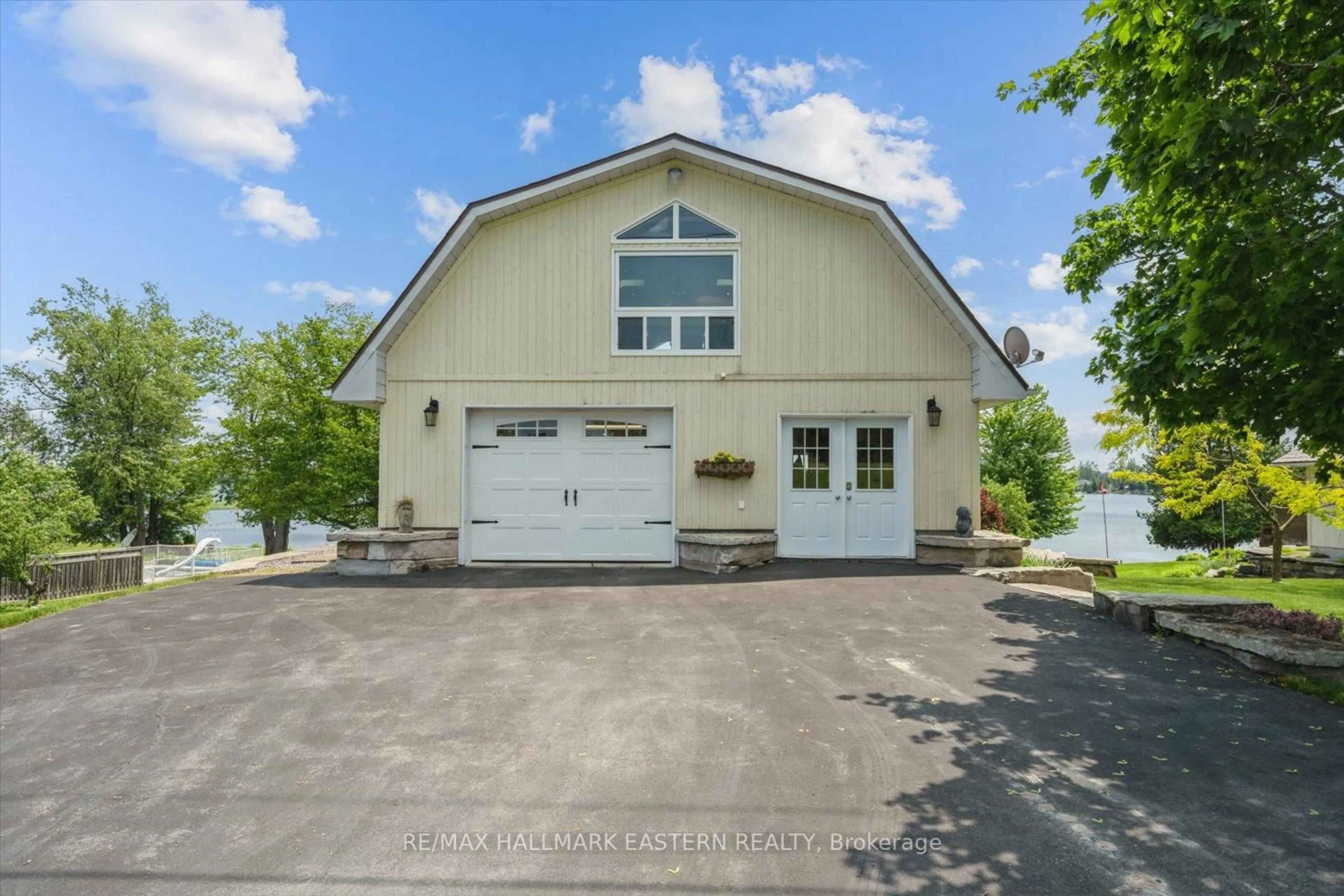 Indoor garage for 1105 Connaught Dr, Selwyn Ontario K0L 1T0