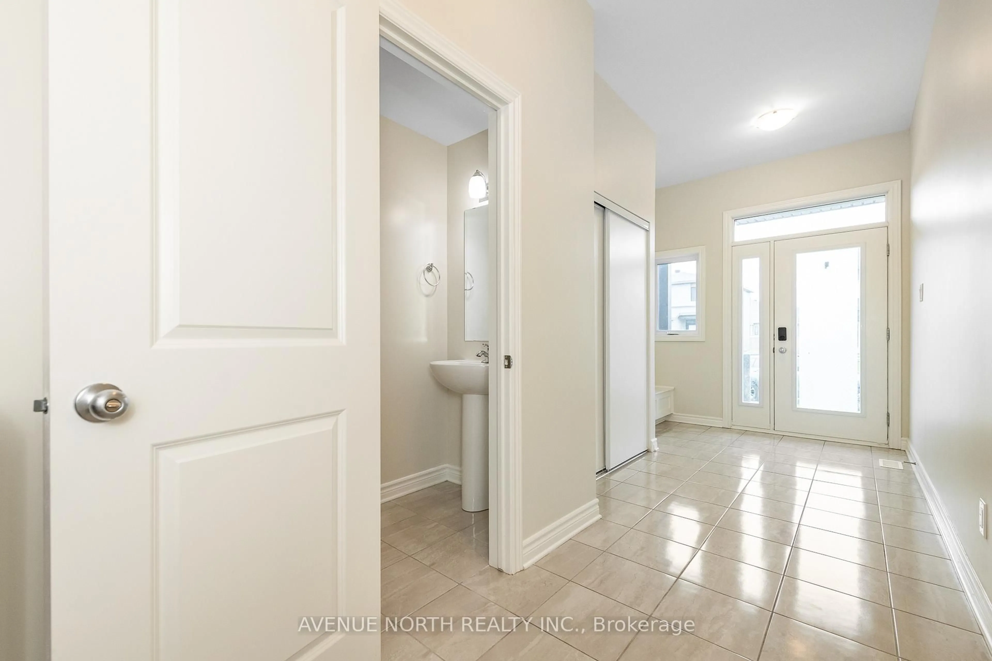 Indoor entryway for 747 NAMUR St, Russell Ontario K0A 1W0