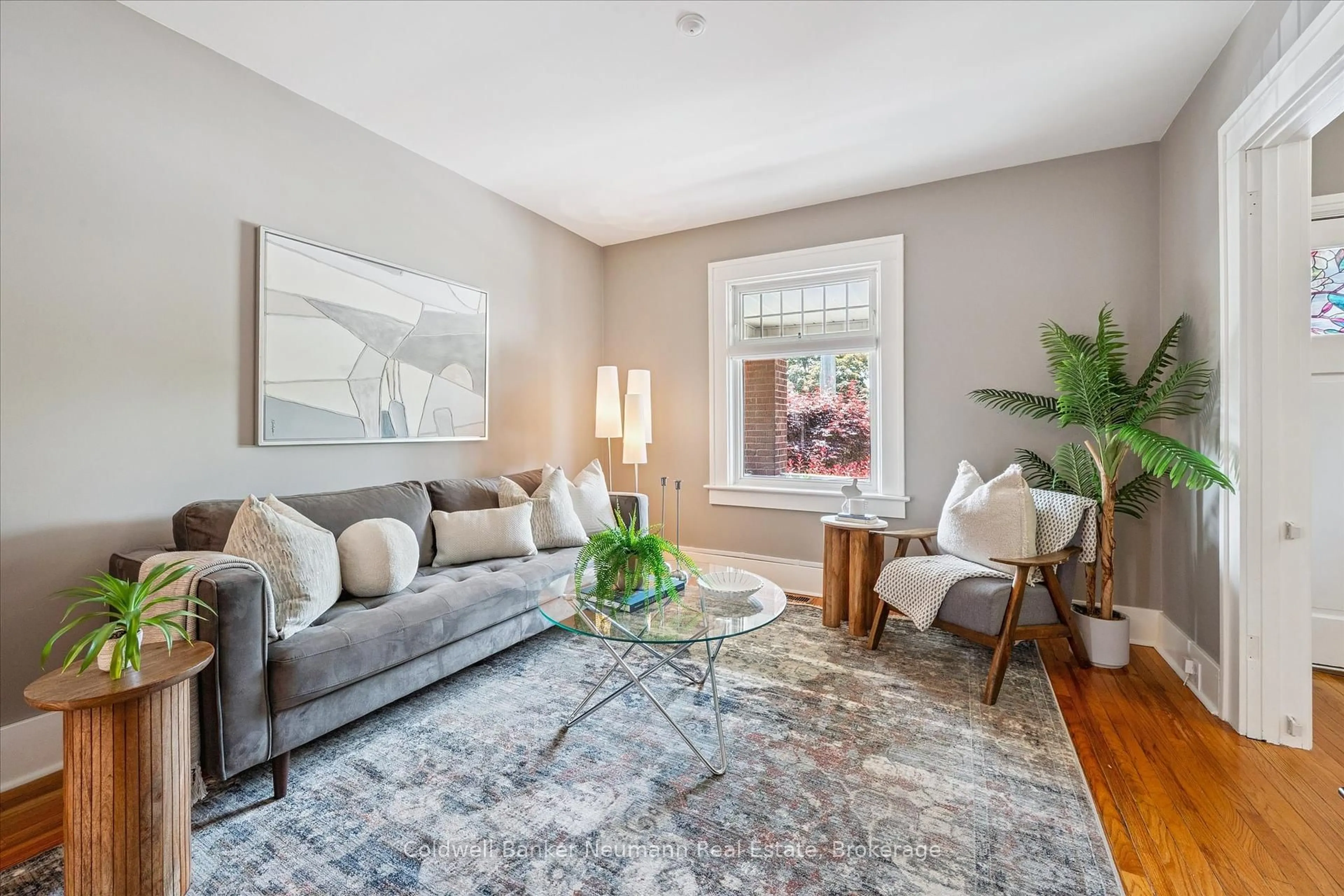 Living room with furniture, carpet floor for 123 Exhibition St, Guelph Ontario N1H 4R3