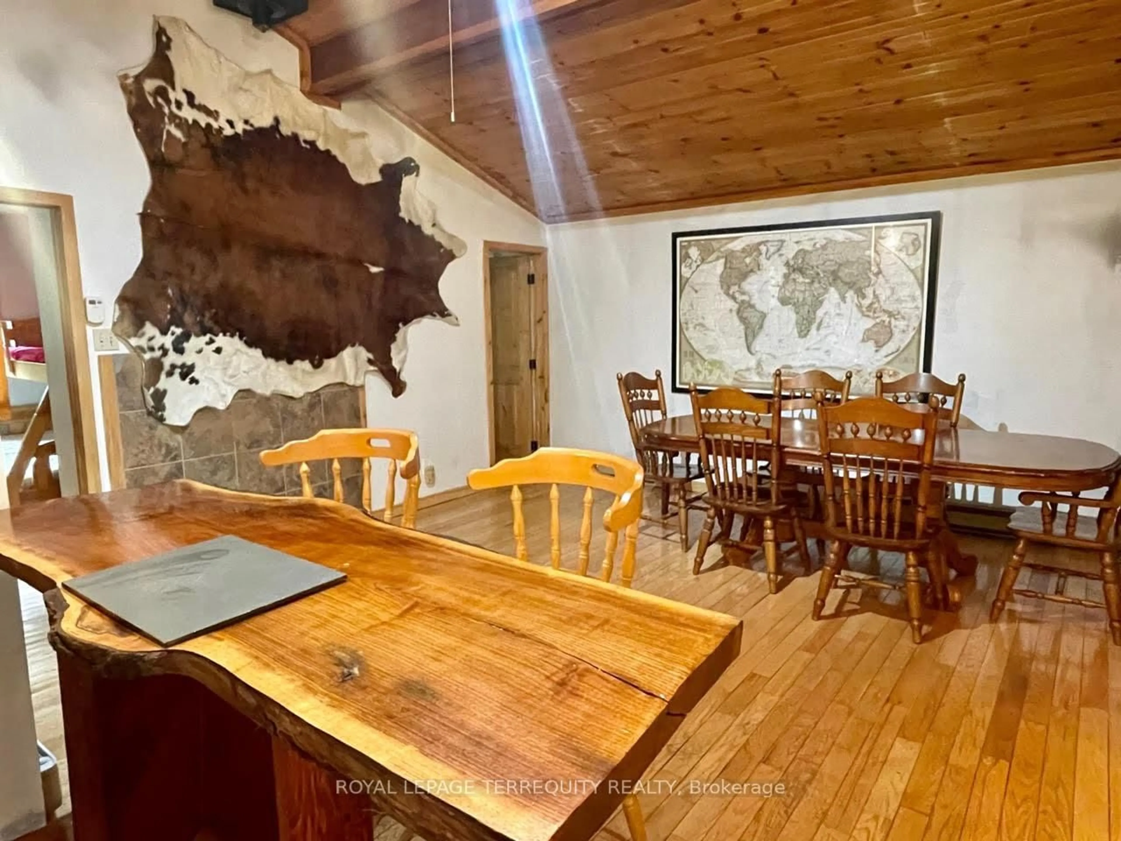 Dining room, wood/laminate floor for 1143 Sherwood Forest Rd, Bracebridge Ontario P1L 1X3