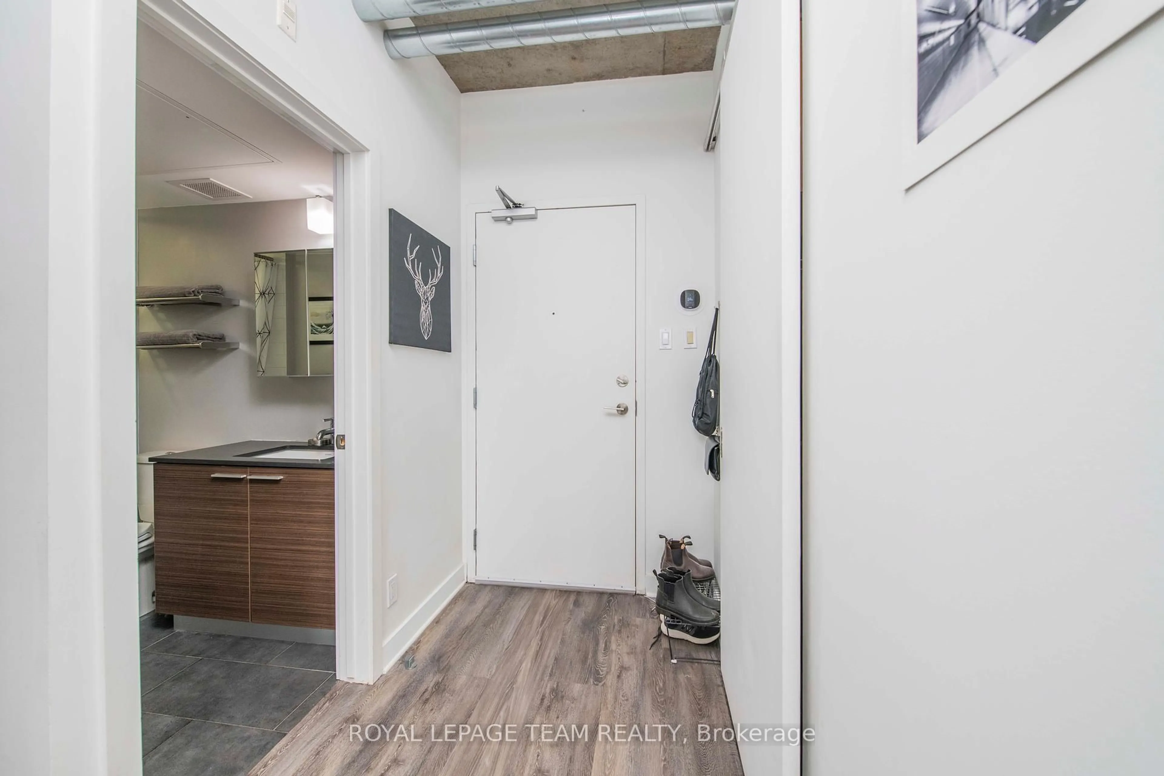 Indoor entryway for 354 Gladstone Ave #813, Ottawa Ontario K2P 0R4