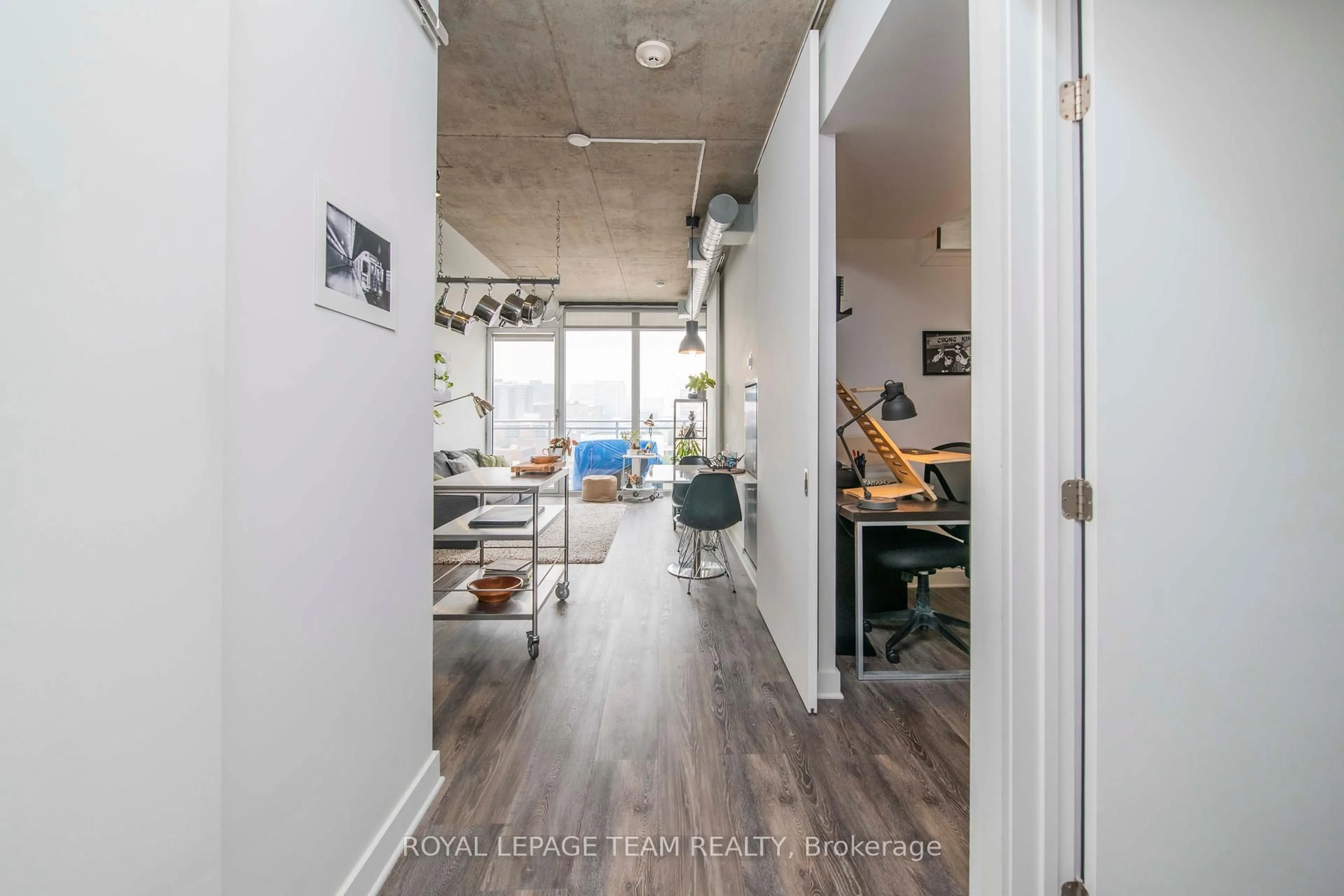 Indoor entryway for 354 Gladstone Ave #813, Ottawa Ontario K2P 0R4