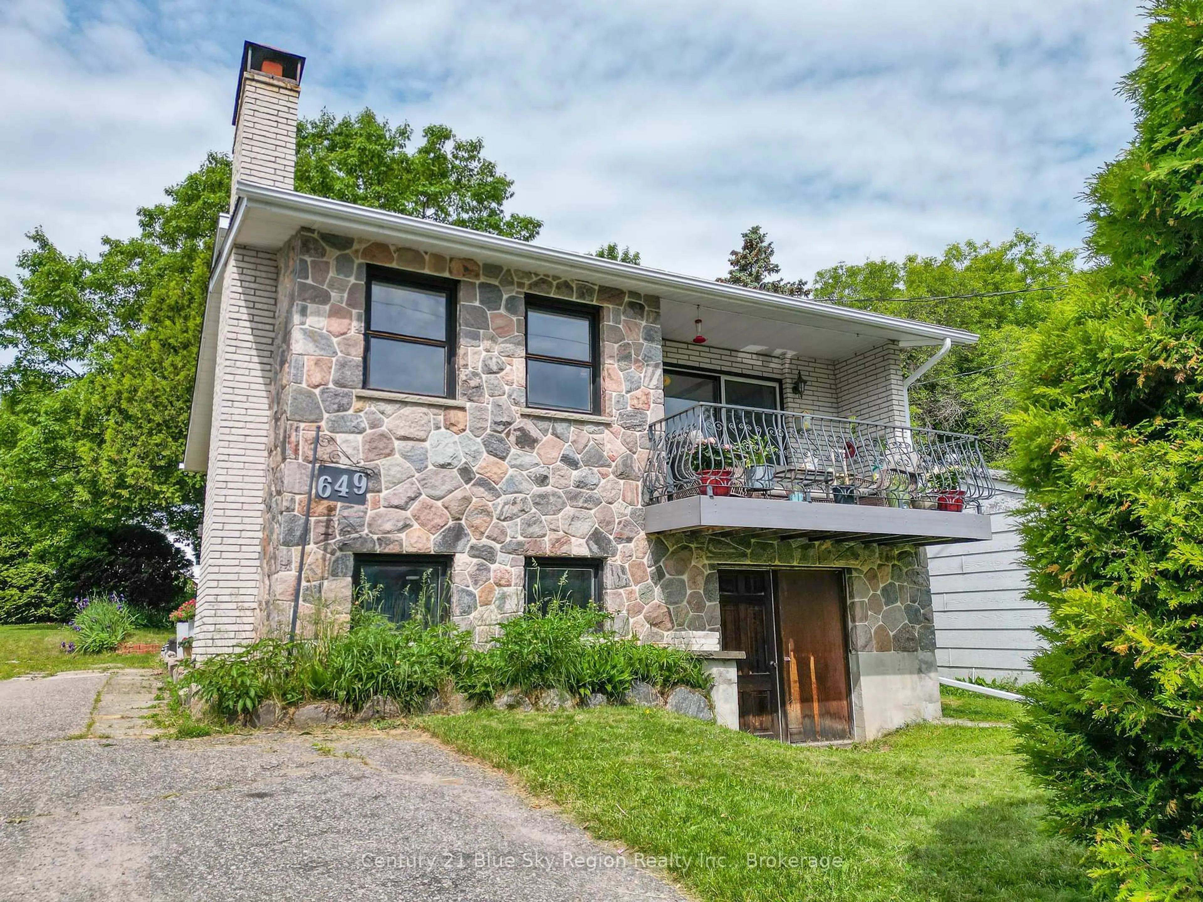Home with brick exterior material, building for 649 McLeod St, North Bay Ontario P1B 5T1