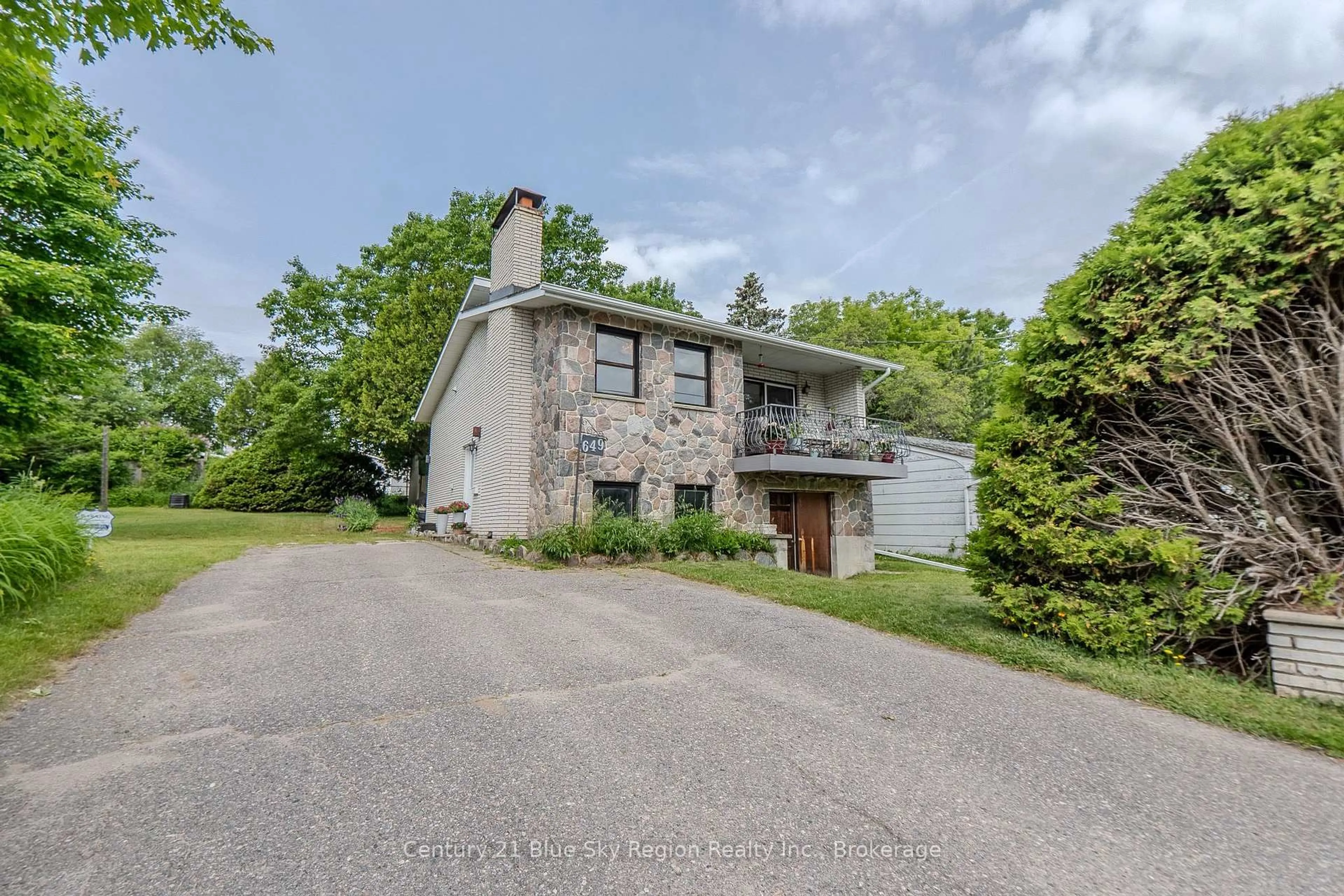 A pic from outside/outdoor area/front of a property/back of a property/a pic from drone, street for 649 McLeod St, North Bay Ontario P1B 5T1