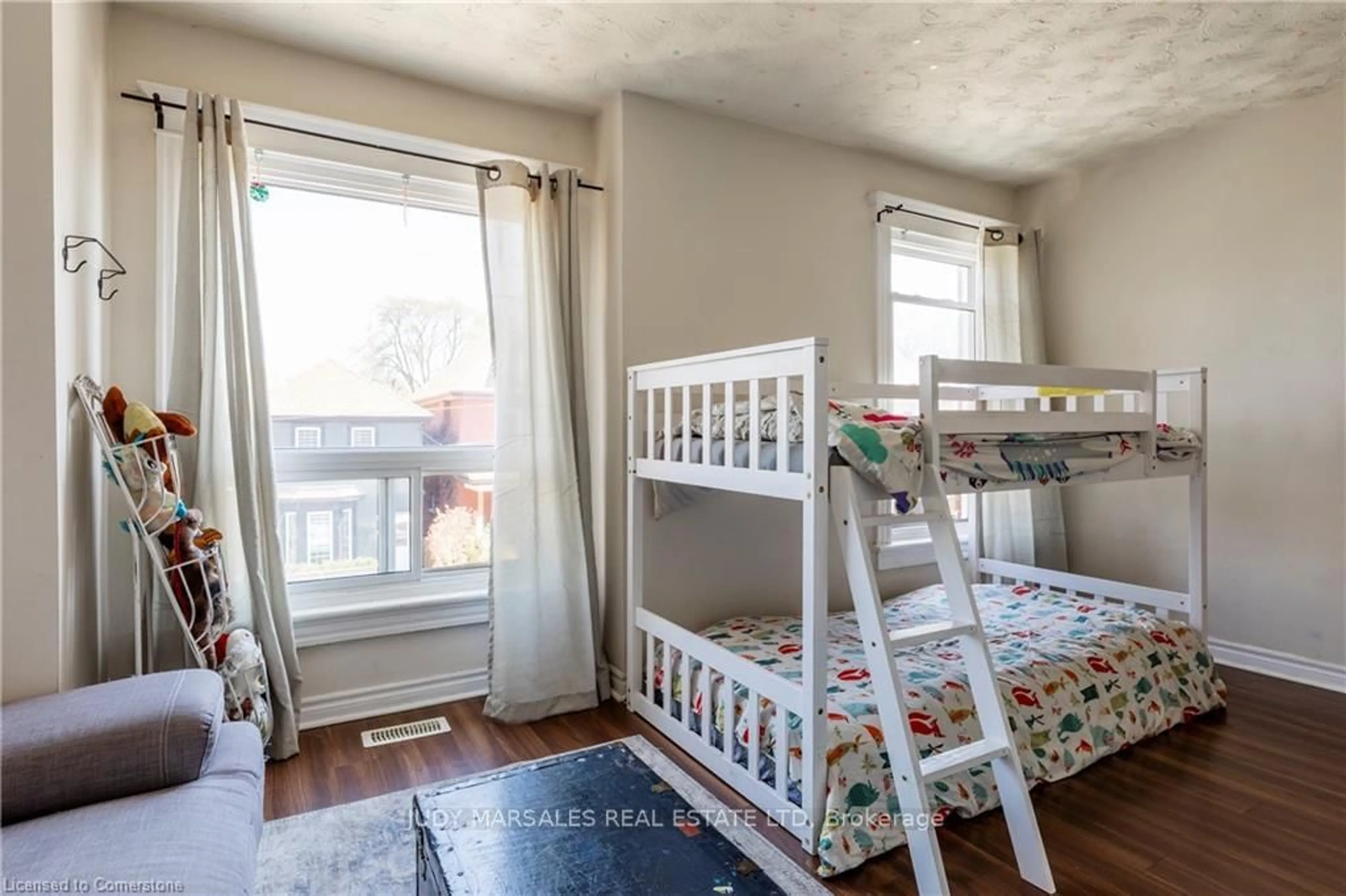 A pic of a room for 83 Oak Ave, Hamilton Ontario L8L 5M7