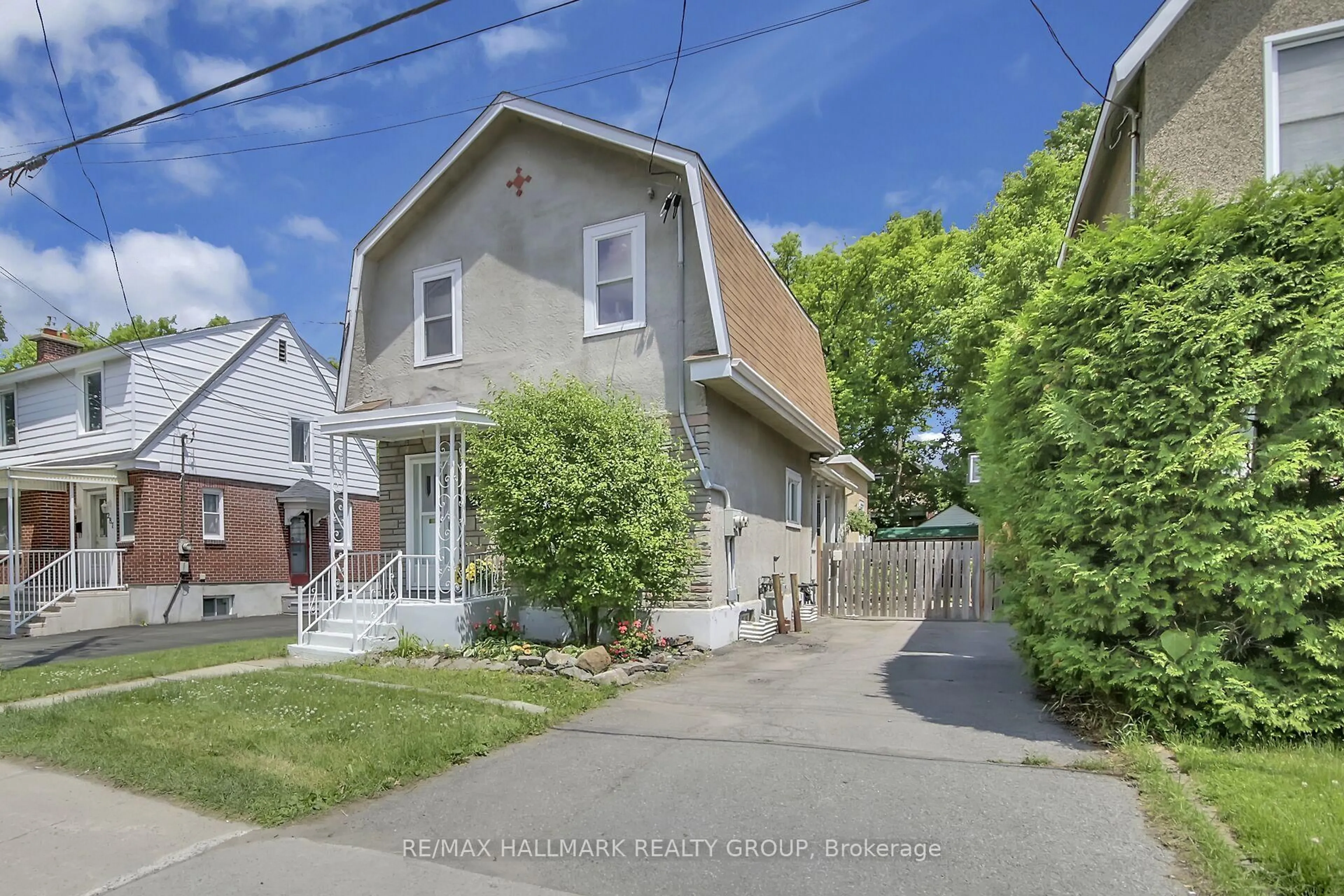 A pic from outside/outdoor area/front of a property/back of a property/a pic from drone, street for 299 Parkdale Ave, Ottawa Ontario K1Y 1G5