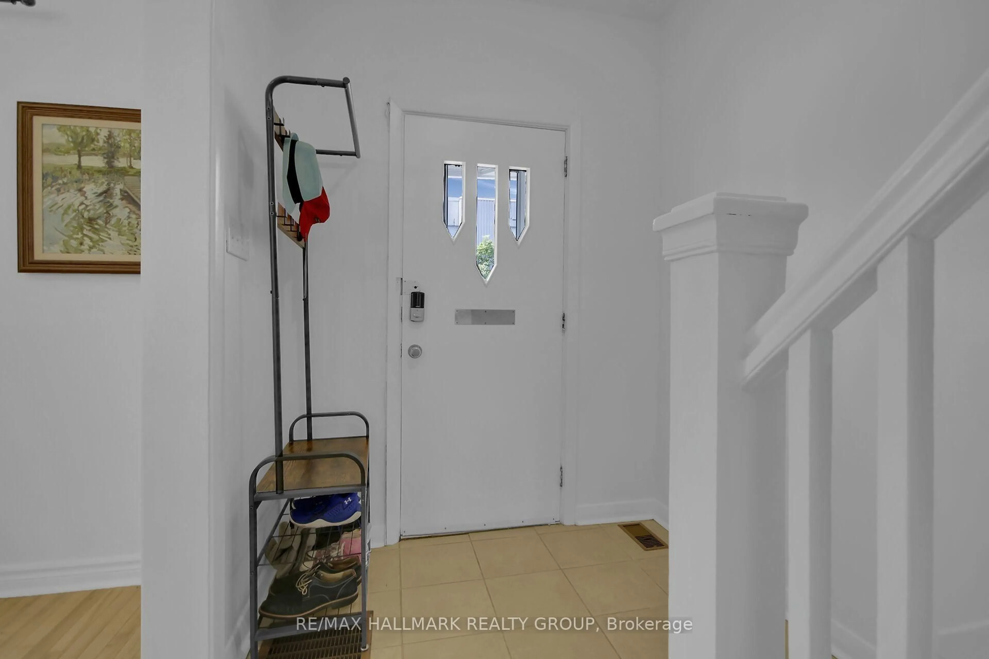 Indoor entryway for 299 Parkdale Ave, Ottawa Ontario K1Y 1G5