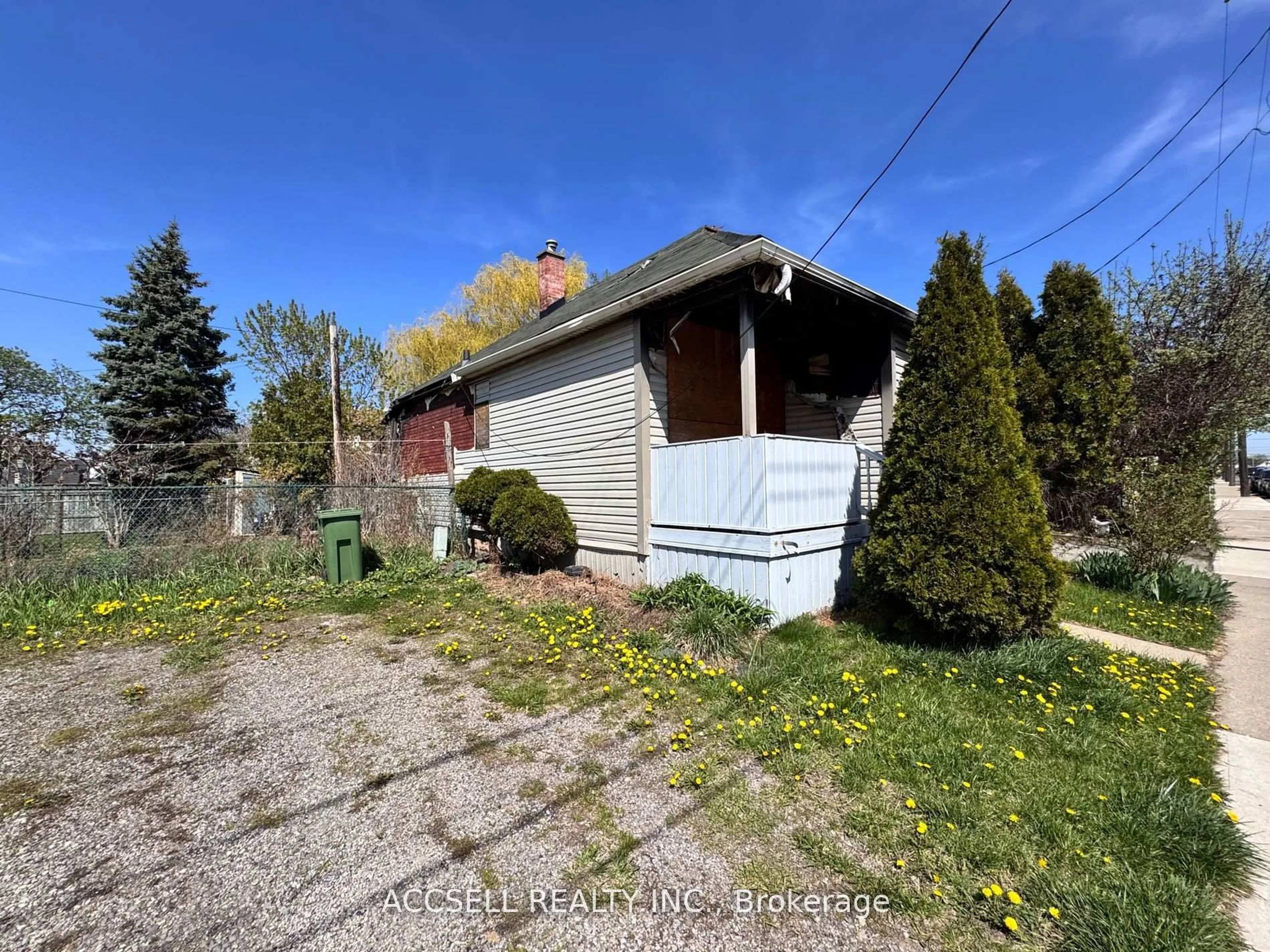 Shed for 1371 Cannon St, Hamilton Ontario L8H 1W2