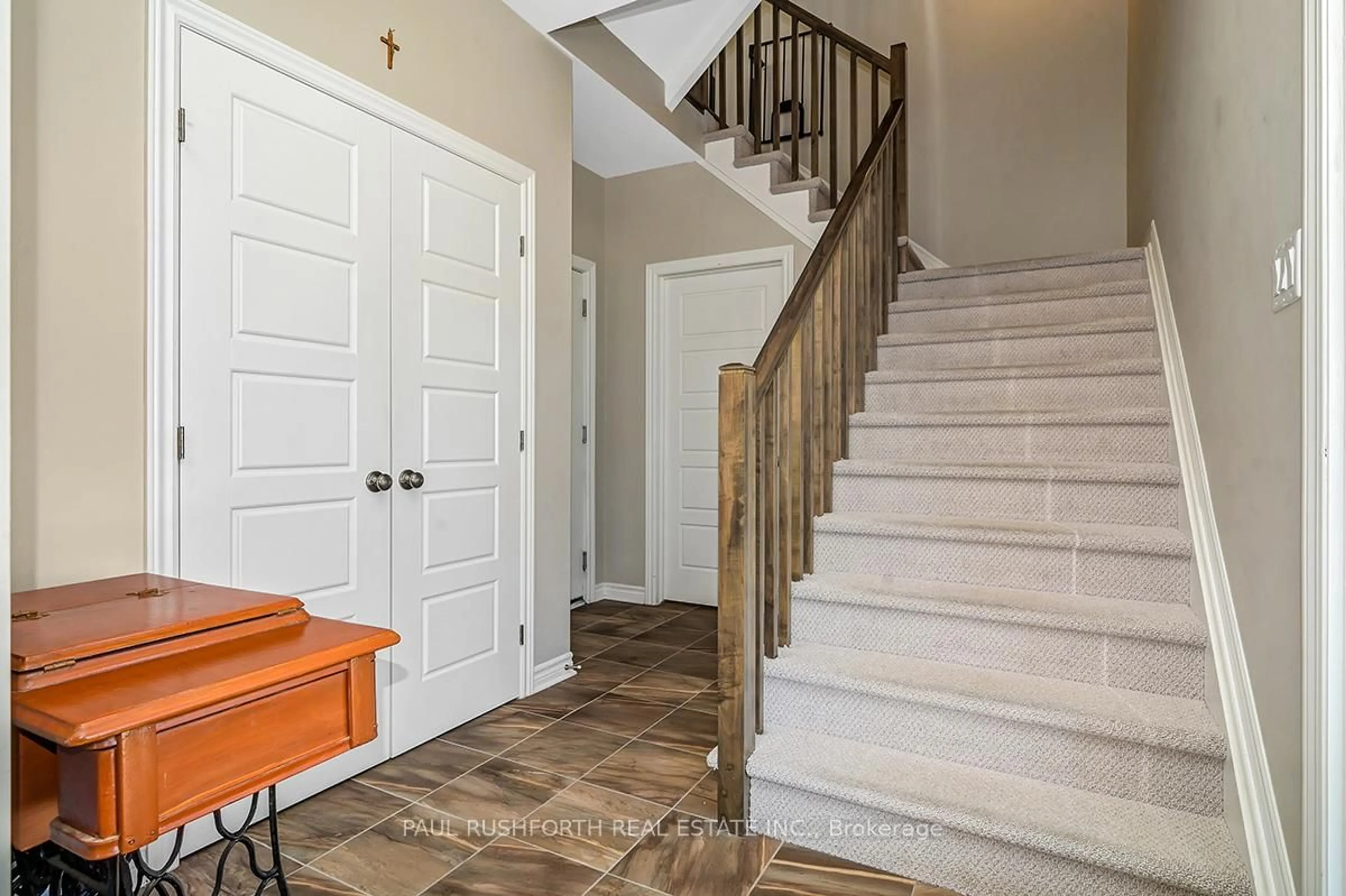 Indoor entryway for 610 Chaperal Private, Ottawa Ontario K4A 0Y2