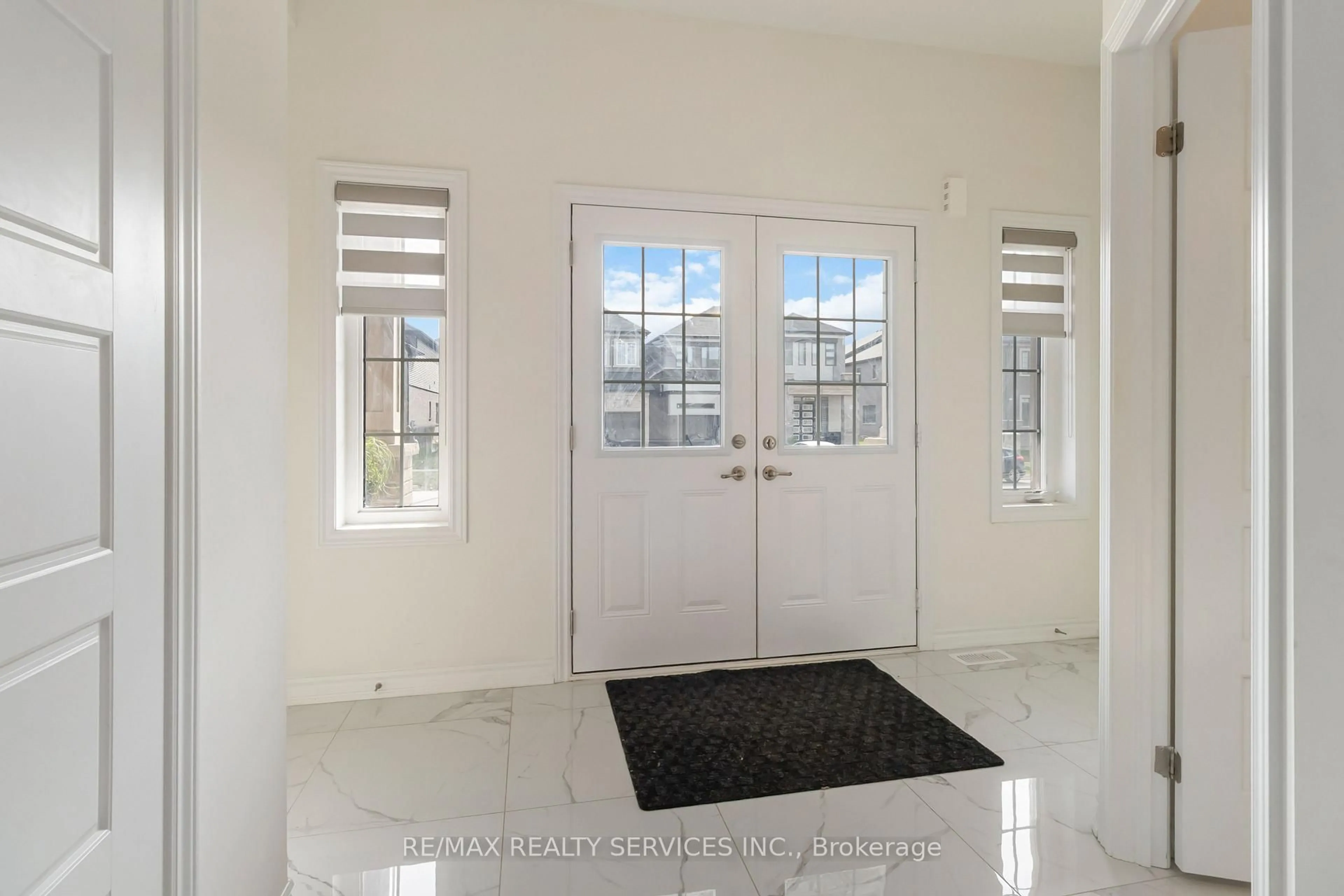 Indoor entryway for 49 Dennis Ave, Brantford Ontario N3V 0B9
