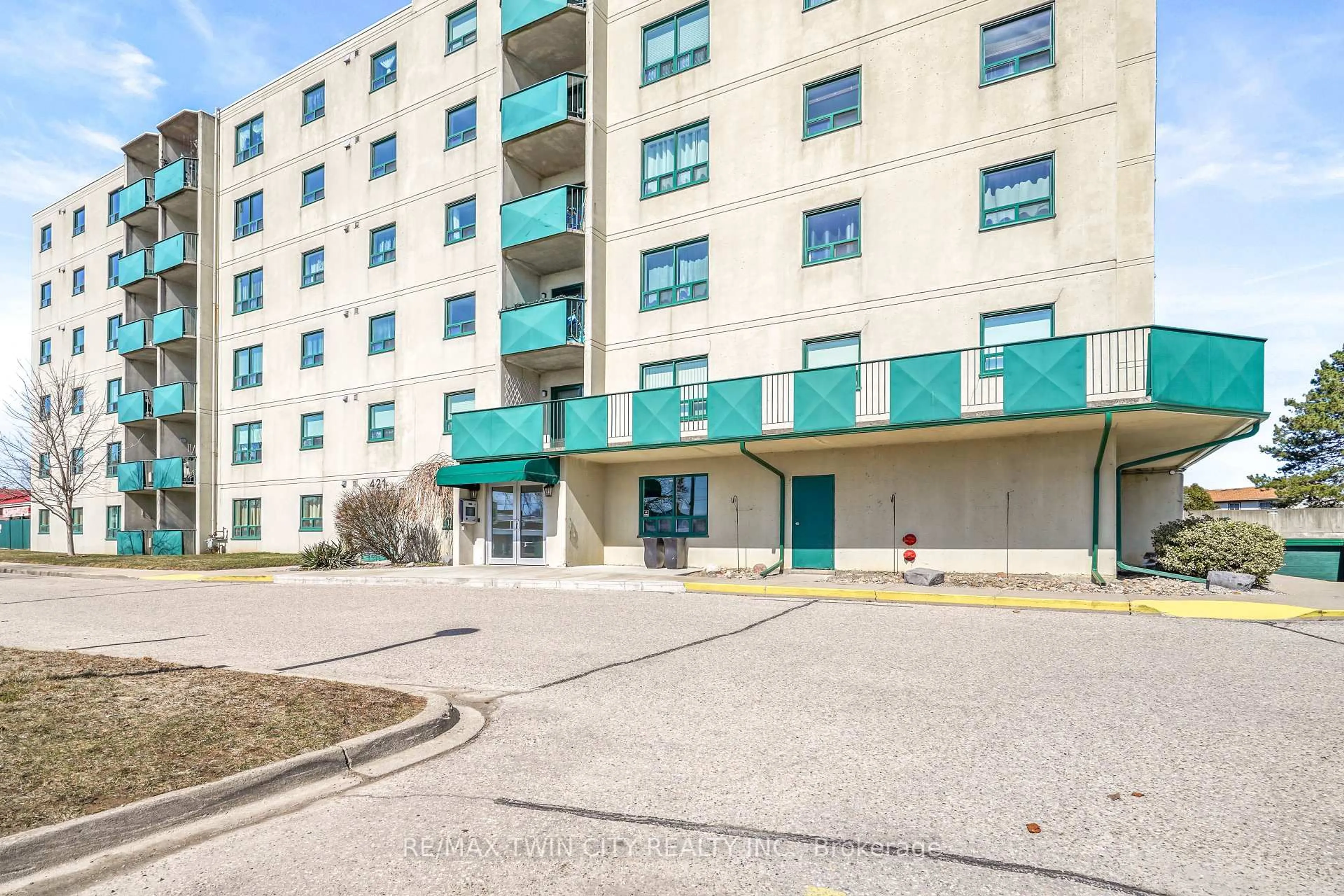 Patio, street for 421 Fairview Dr #301, Brantford Ontario N3R 7M3