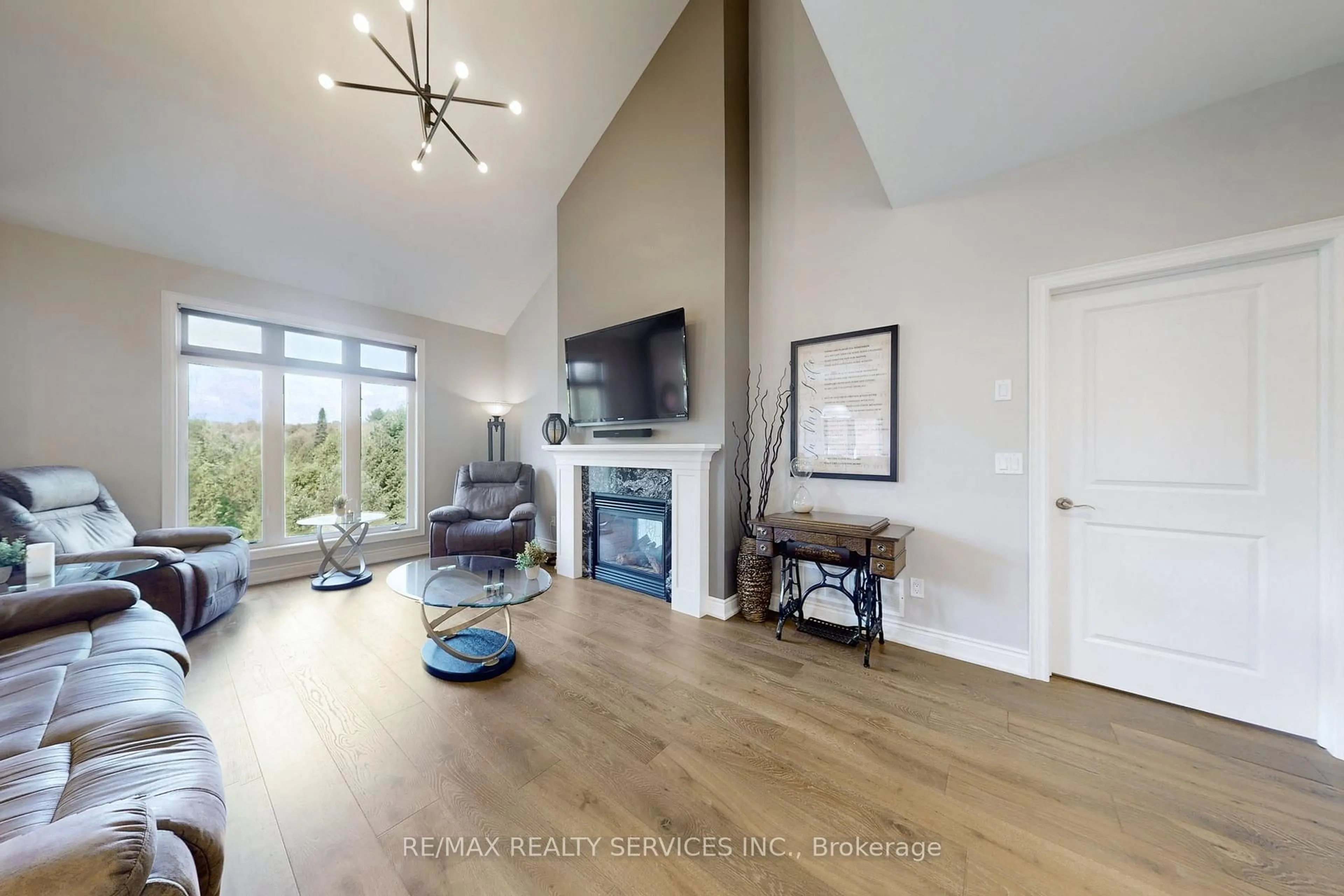 Living room with furniture, unknown for 200 Kingfisher Dr #87, Mono Ontario L9W 0B3