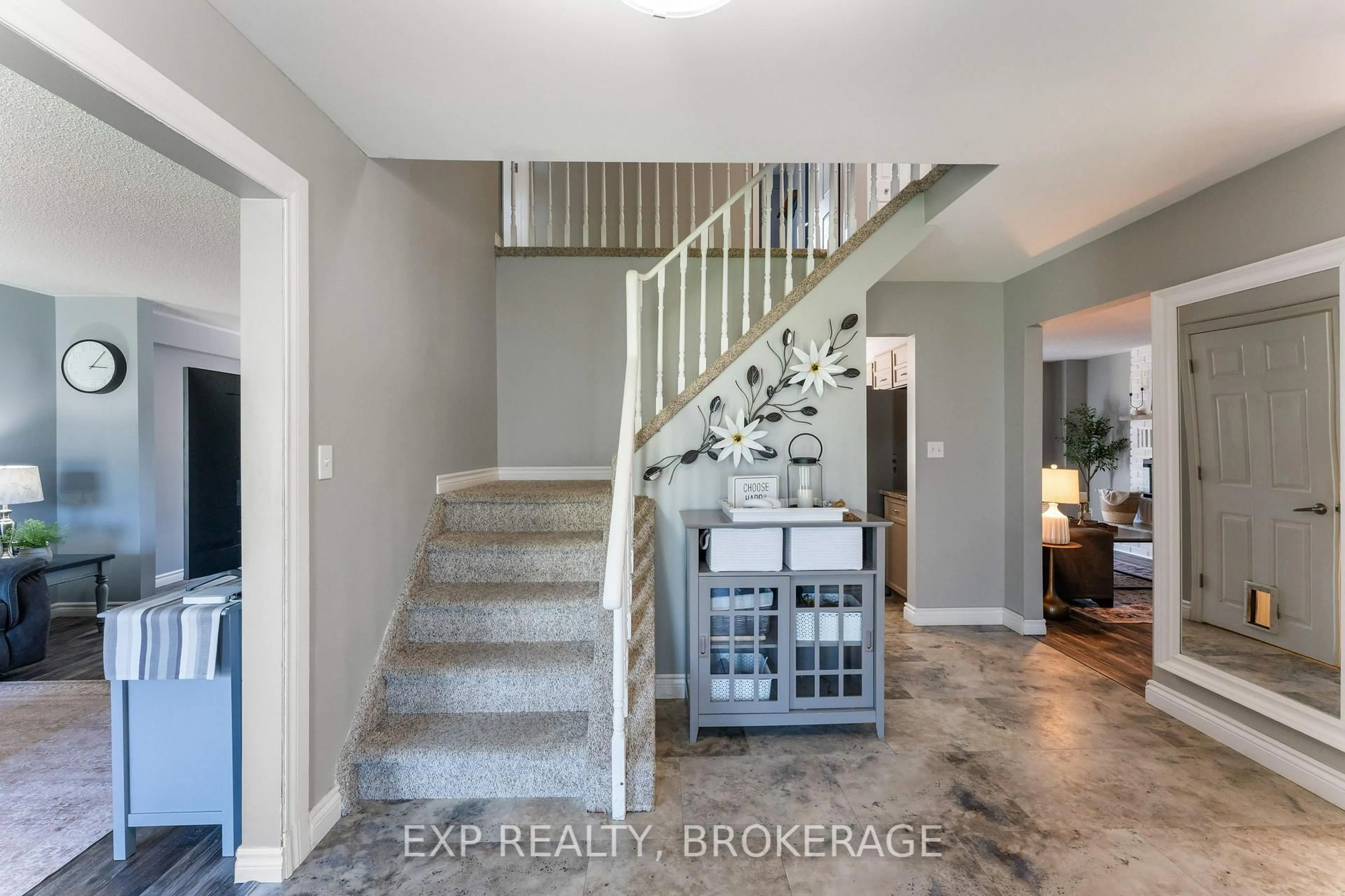 Indoor entryway for 949 Alpine Crt, Kingston Ontario K7P 1N8
