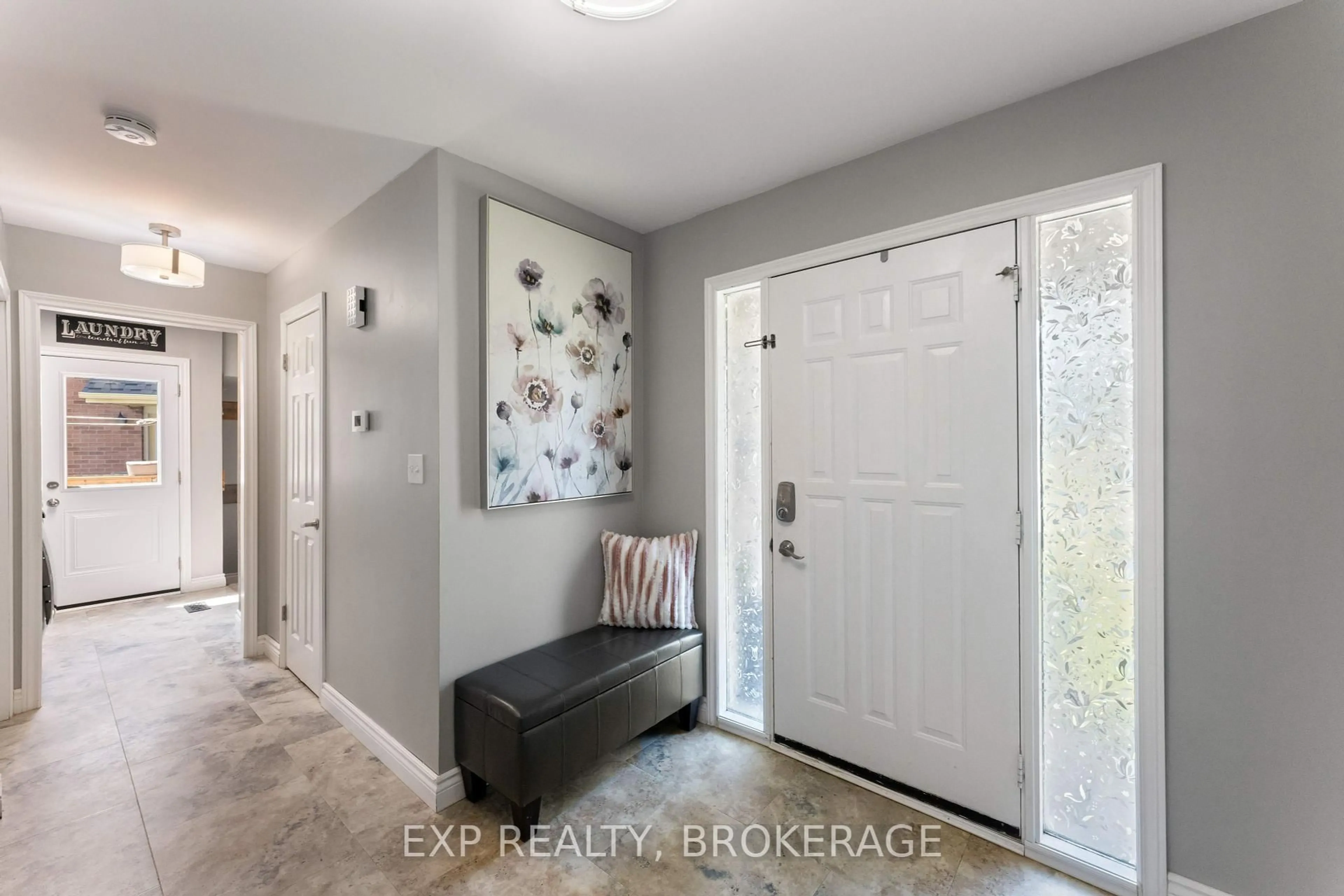 Indoor entryway for 949 Alpine Crt, Kingston Ontario K7P 1N8