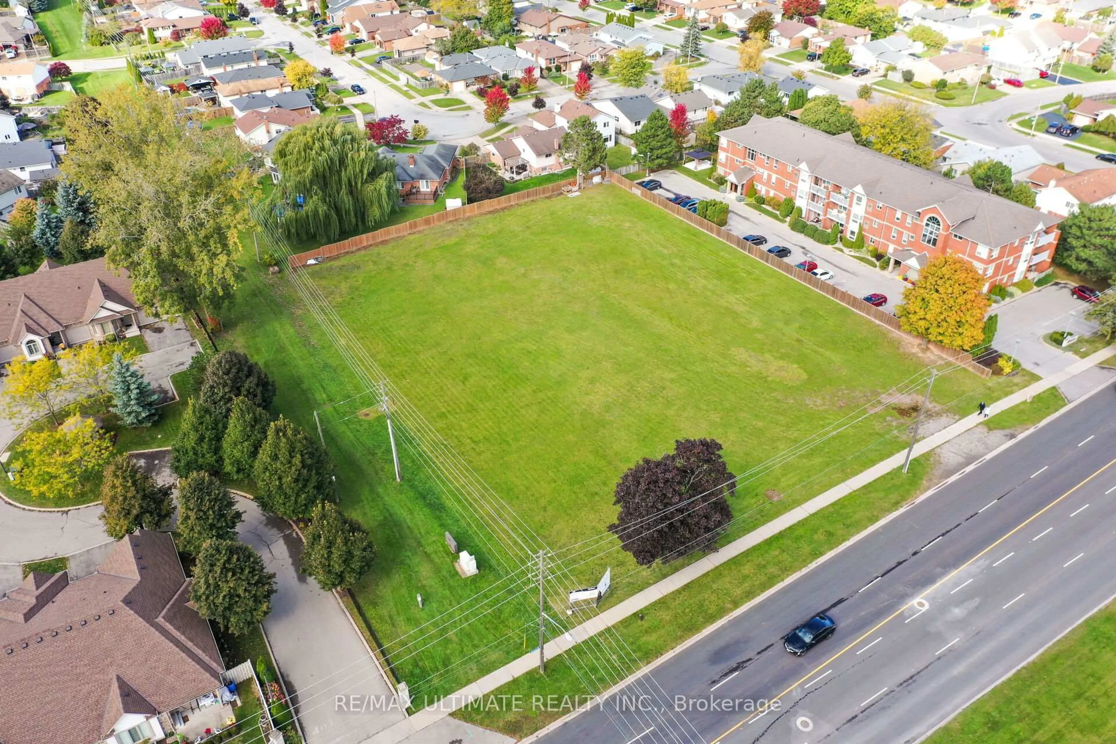 A pic from outside/outdoor area/front of a property/back of a property/a pic from drone, street for 4257 Montrose Rd #5, Niagara Falls Ontario L2H 1K1