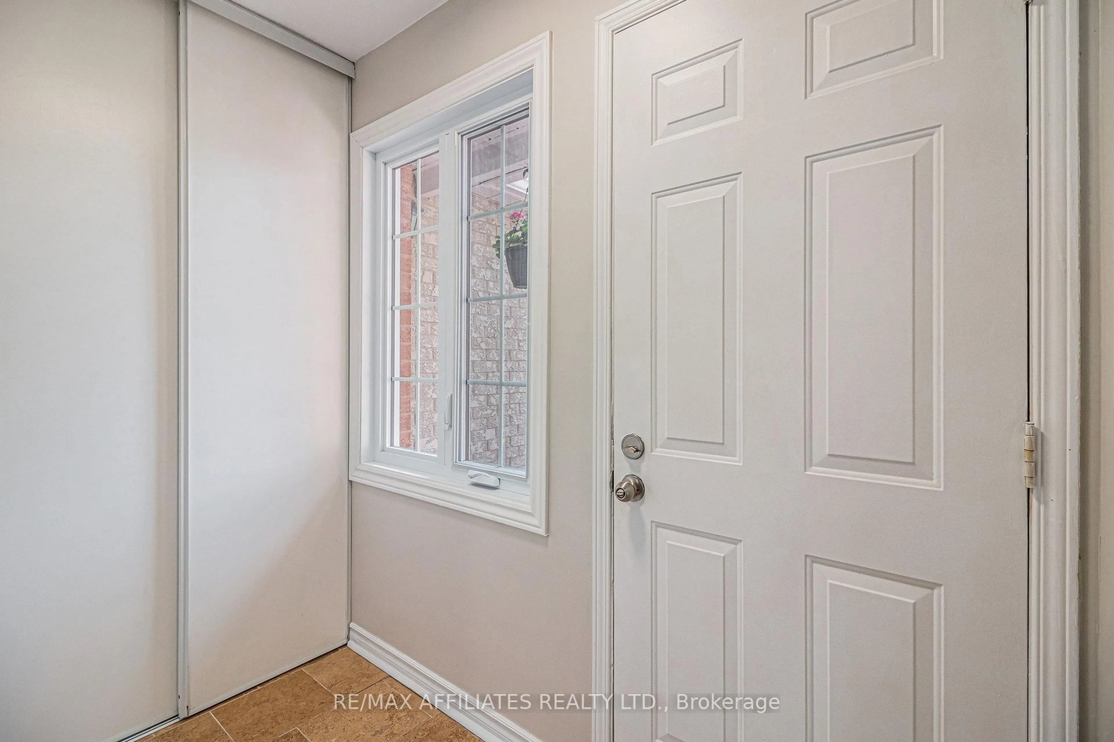 Indoor entryway for 2106 Sunland Dr, Orleans Ontario K4A 3L1