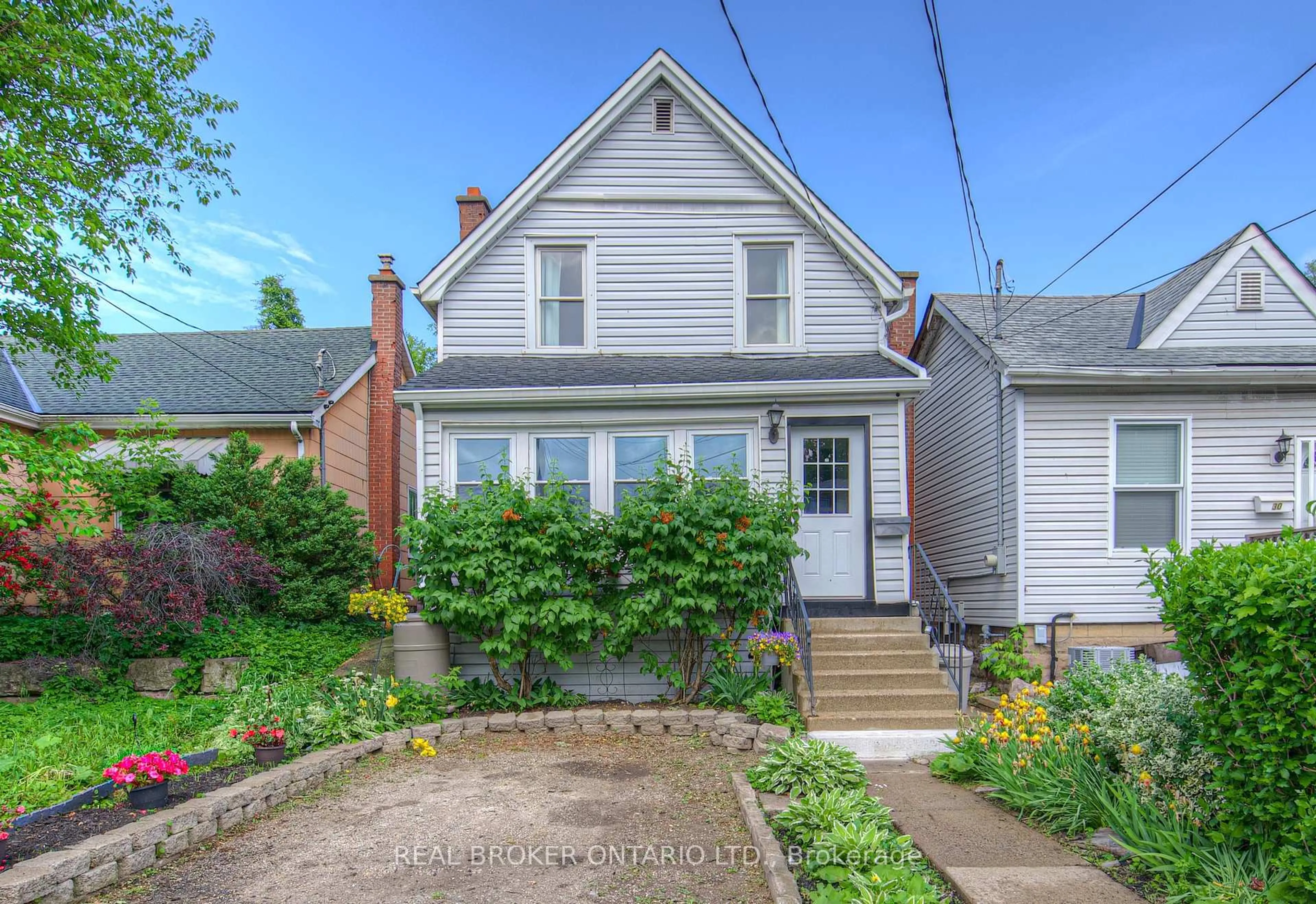 A pic from outside/outdoor area/front of a property/back of a property/a pic from drone, street for 32 East 23rd St, Hamilton Ontario L8V 2W6