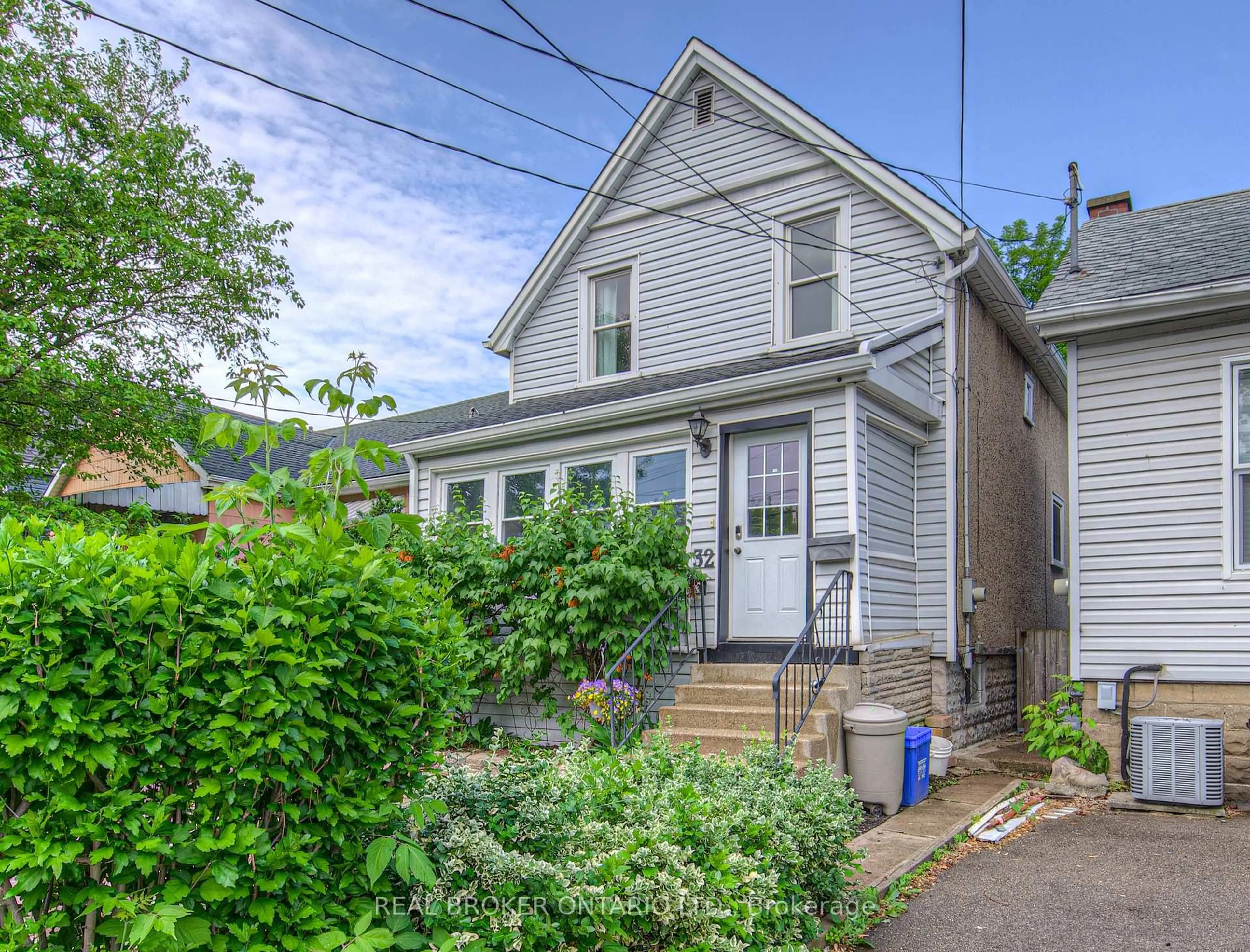 Home with vinyl exterior material, street for 32 East 23rd St, Hamilton Ontario L8V 2W6