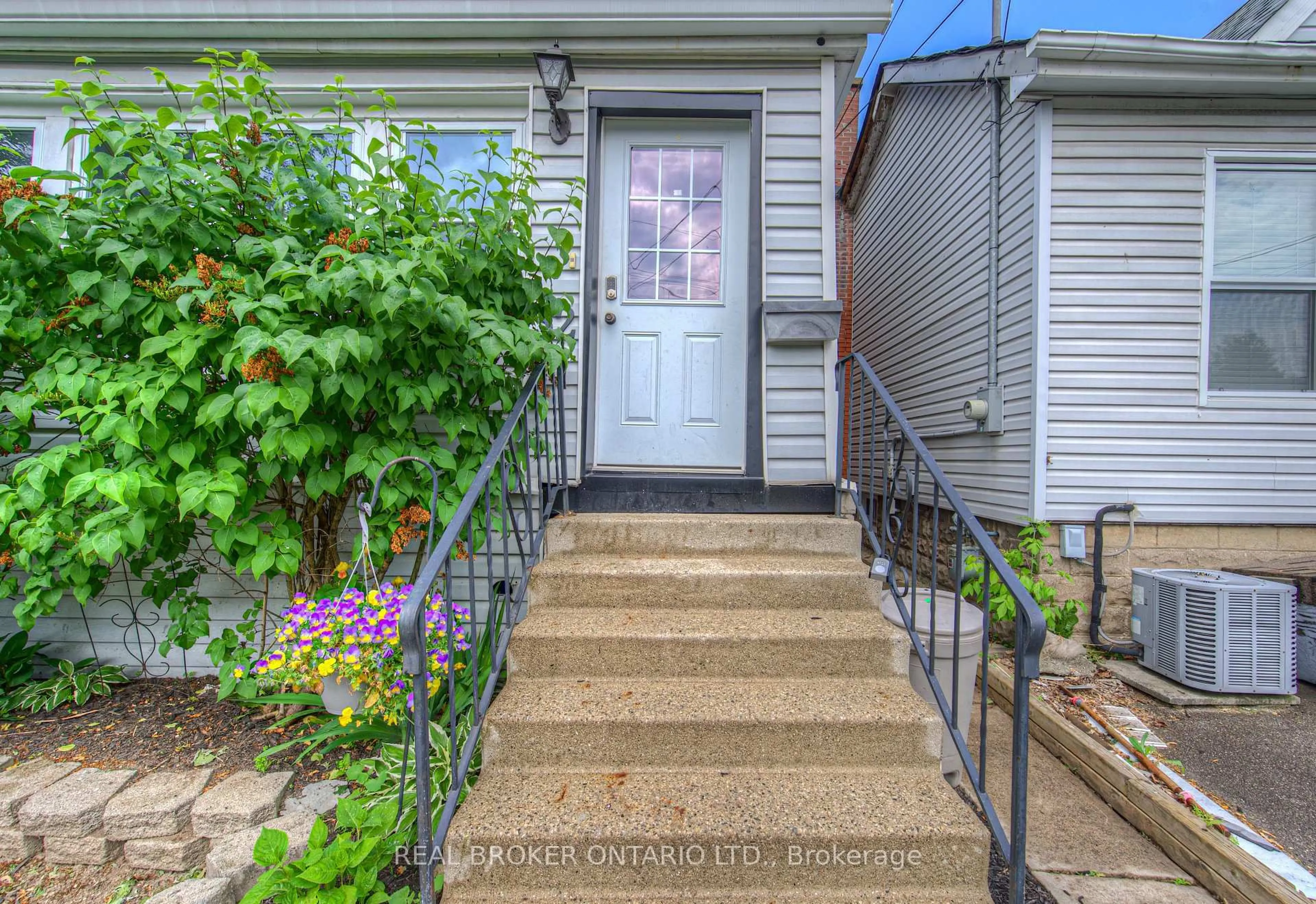 Unknown for 32 East 23rd St, Hamilton Ontario L8V 2W6