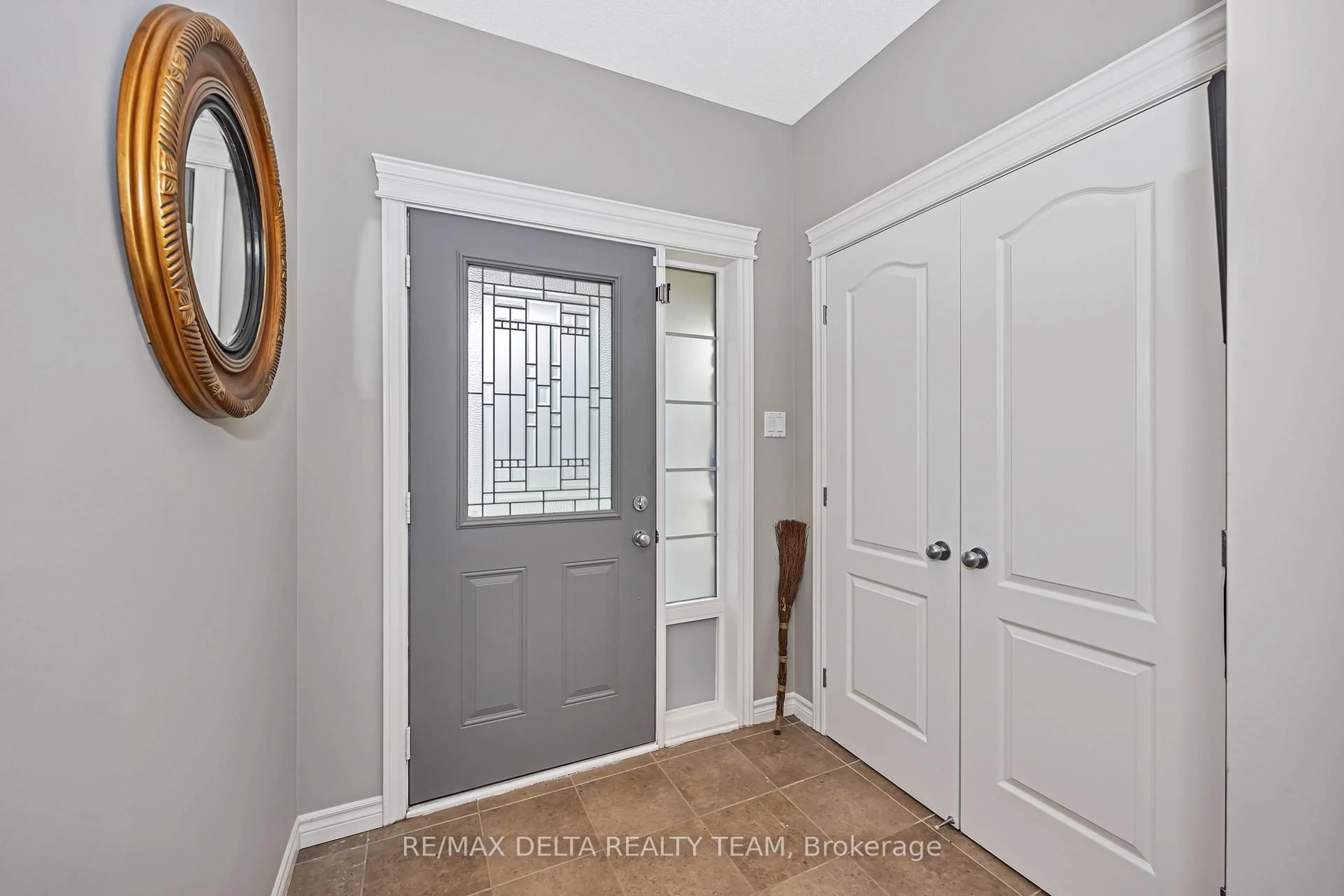 Indoor entryway for 1883 Montmere Ave, Ottawa Ontario K4A 0L7
