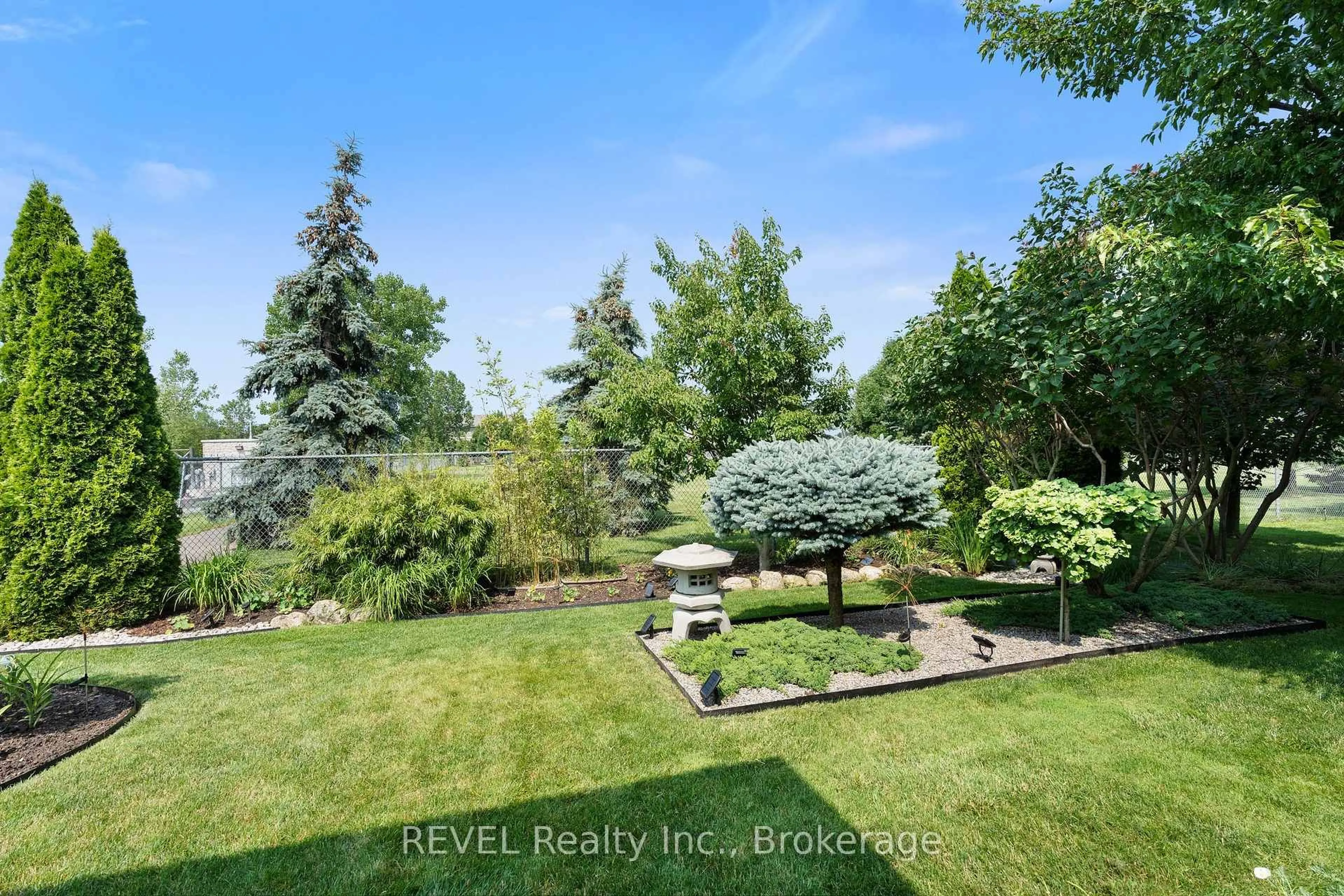 A pic from outside/outdoor area/front of a property/back of a property/a pic from drone, water/lake/river/ocean view for 34 Raiana Dr, Niagara-on-the-Lake Ontario L0S 1T0