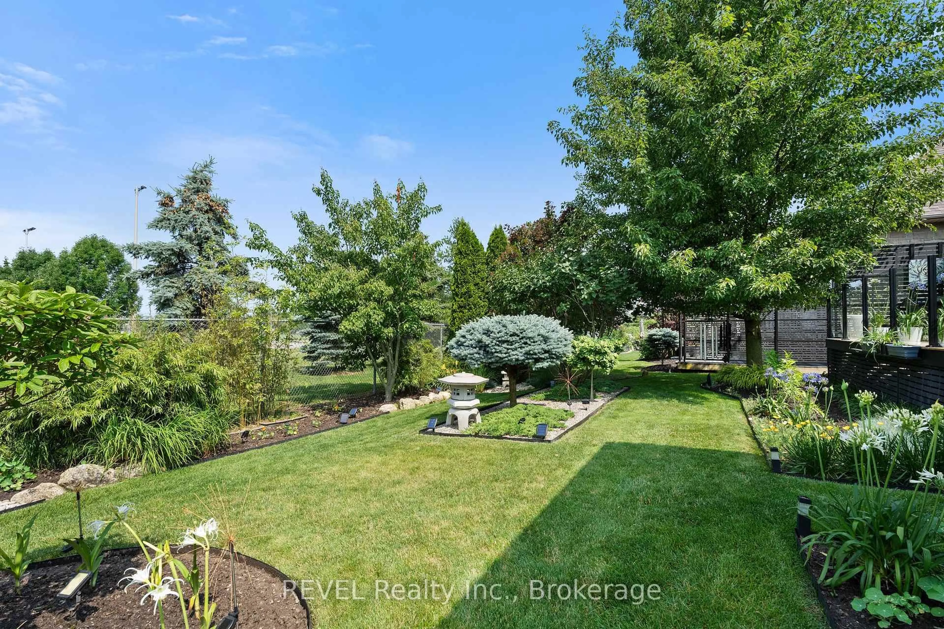 A pic from outside/outdoor area/front of a property/back of a property/a pic from drone, water/lake/river/ocean view for 34 Raiana Dr, Niagara-on-the-Lake Ontario L0S 1T0