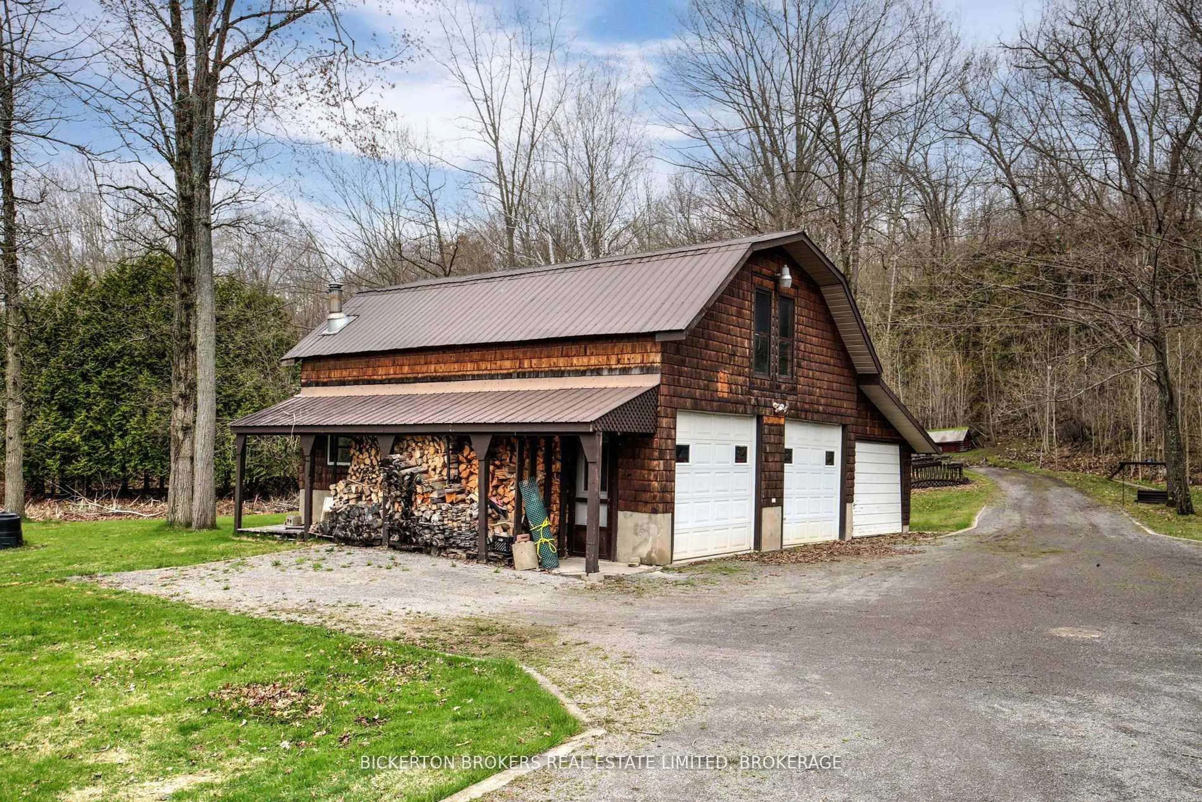 Indoor garage for 851 Rideauwood Lane, Leeds and the Thousand Islands Ontario K0E 1N0