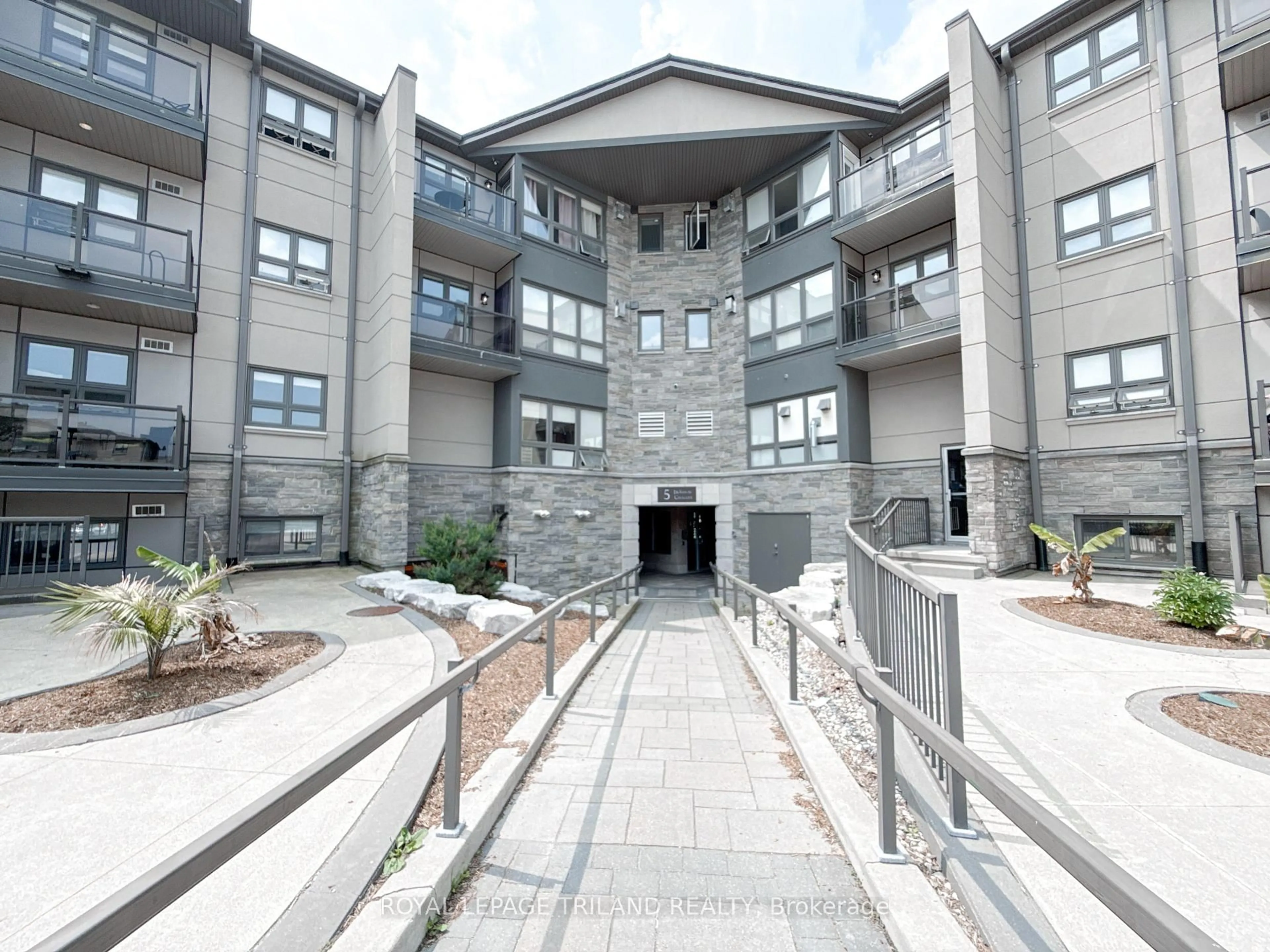 Indoor foyer for 5 Jacksway Cres #110, London North Ontario N5X 3T6