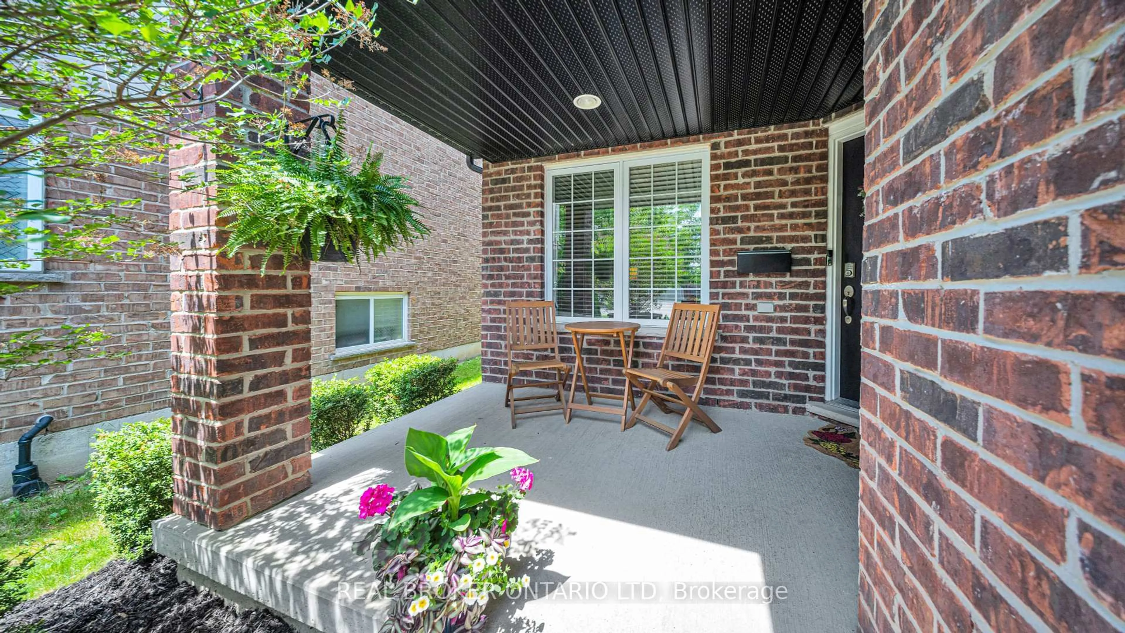 Patio, street for 208 McMahen St, London East Ontario N5Y 0A2