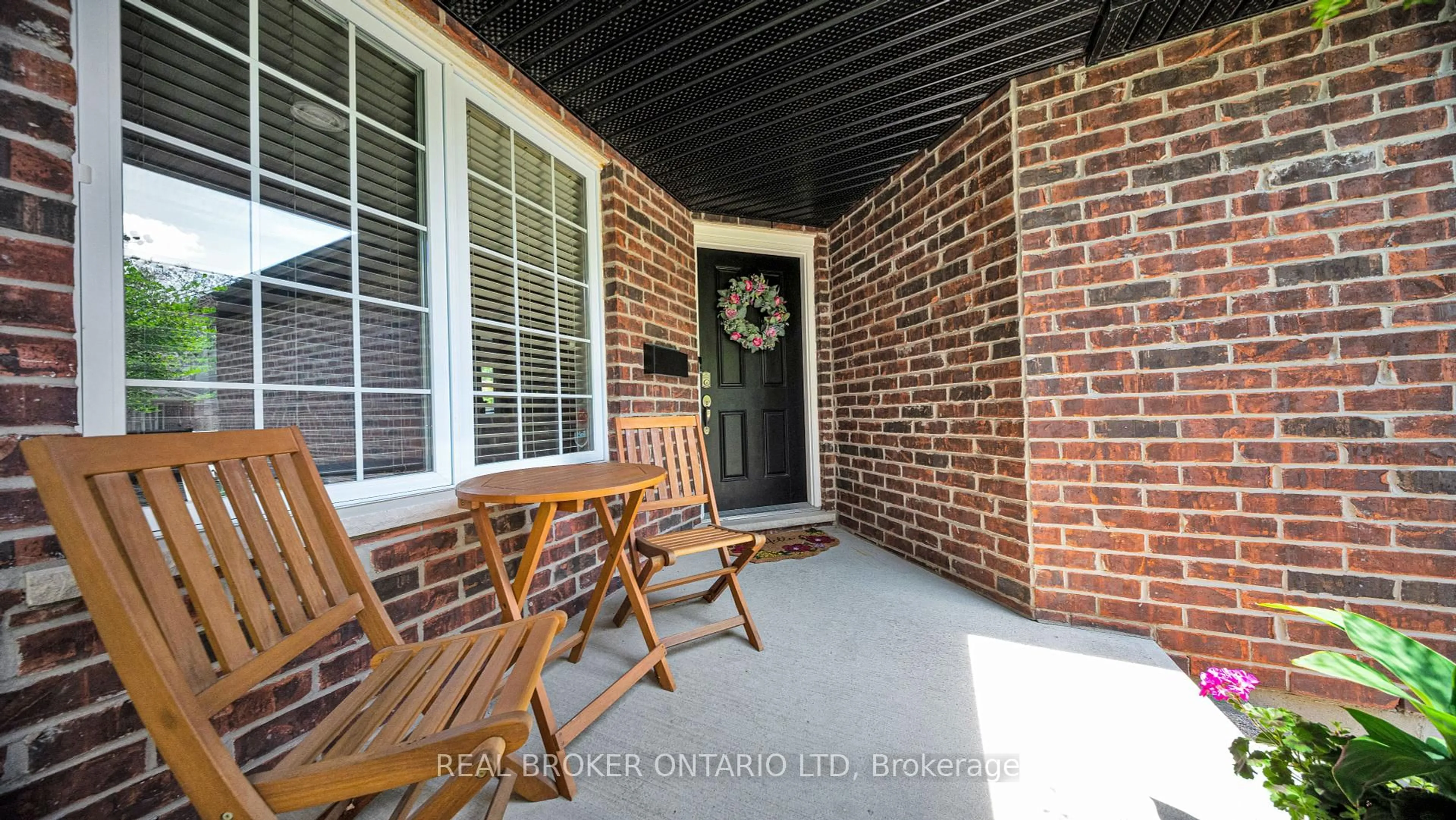 Patio, street for 208 McMahen St, London East Ontario N5Y 0A2
