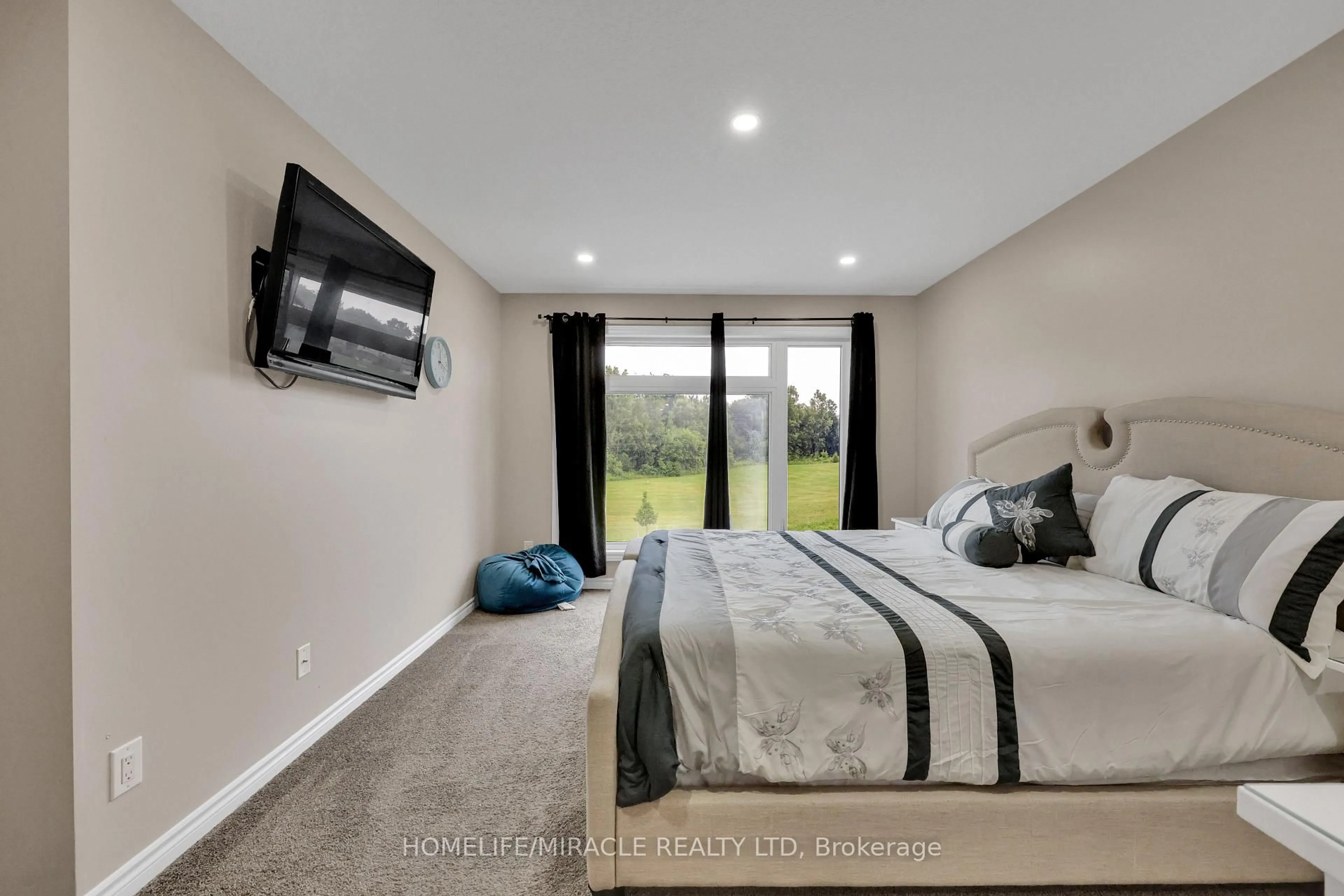 A pic of a room for 16 Hayes St, London South Ontario N5Z 0A5