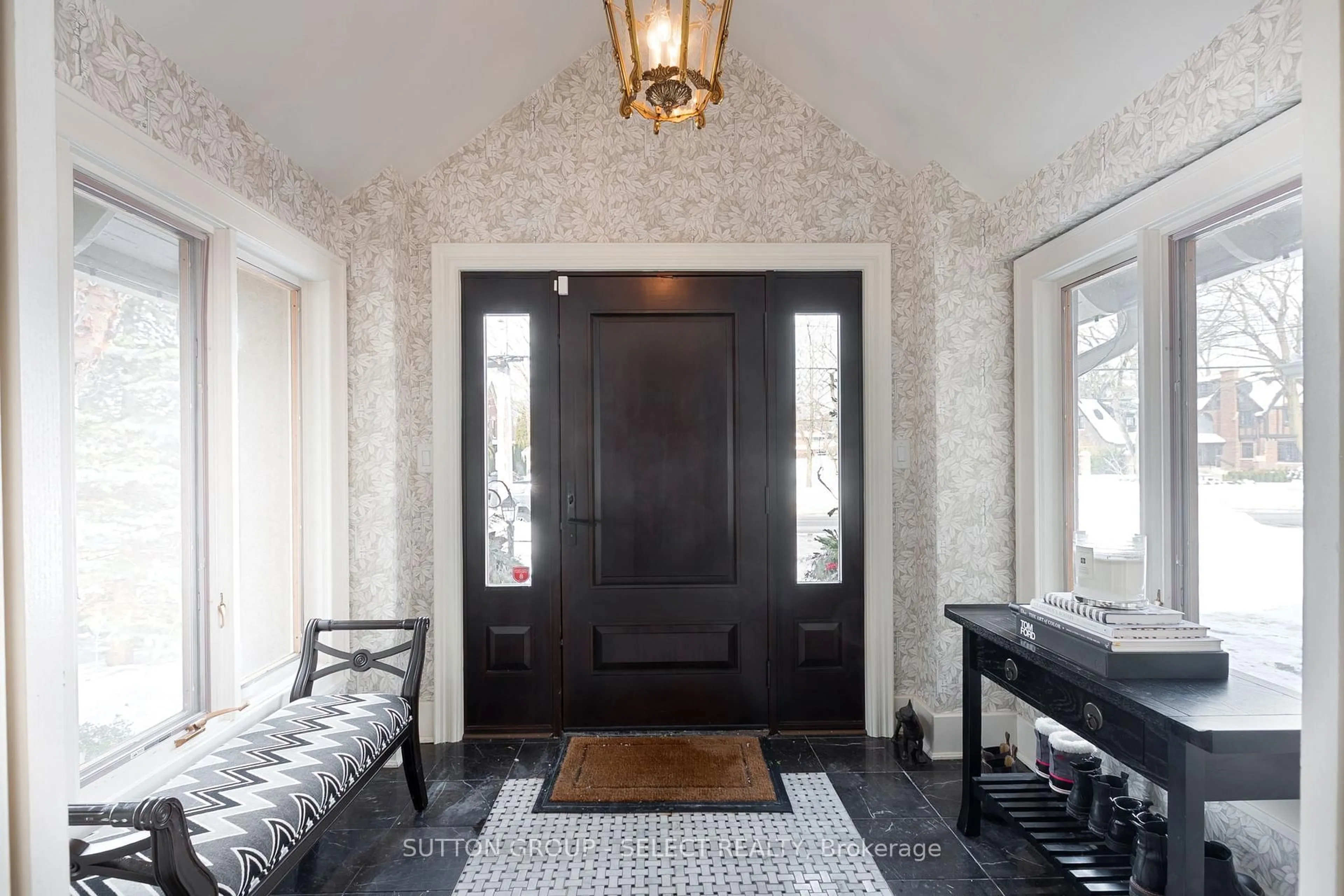 Indoor entryway for 427 Regent St, London East Ontario N5Y 4H1