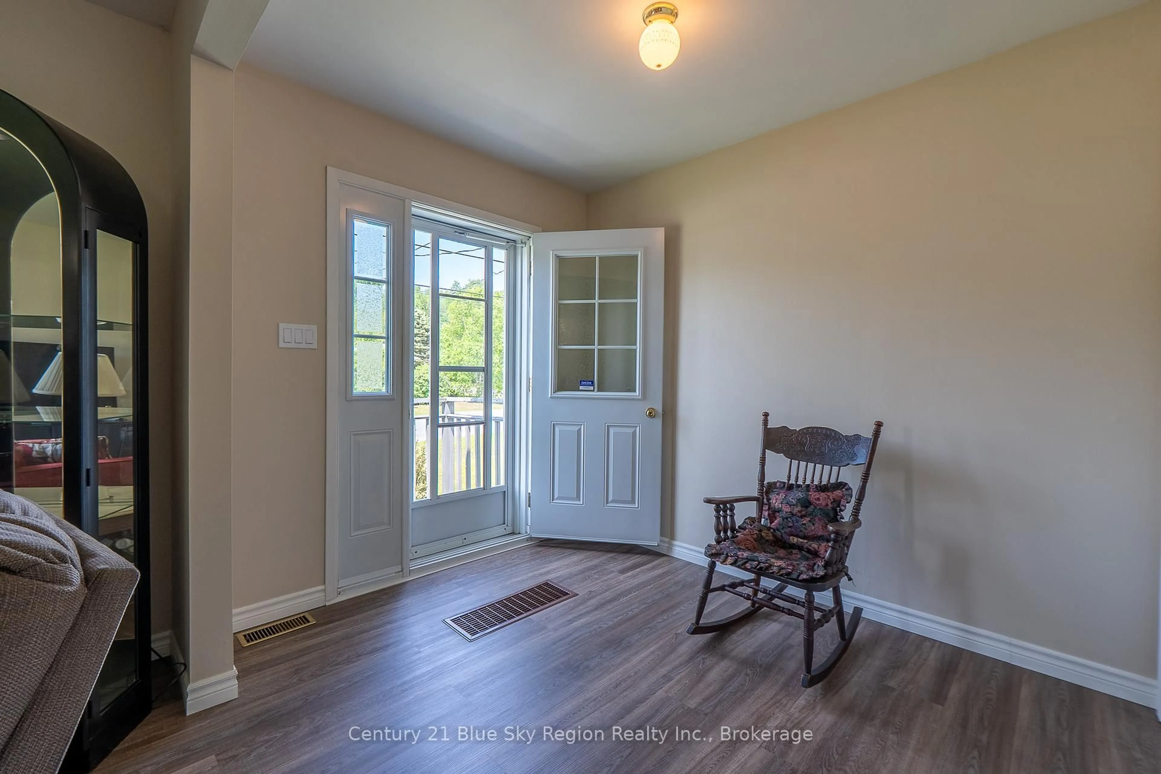 Indoor entryway for 69 Spruce Dr, Temagami Ontario P0H 2H0