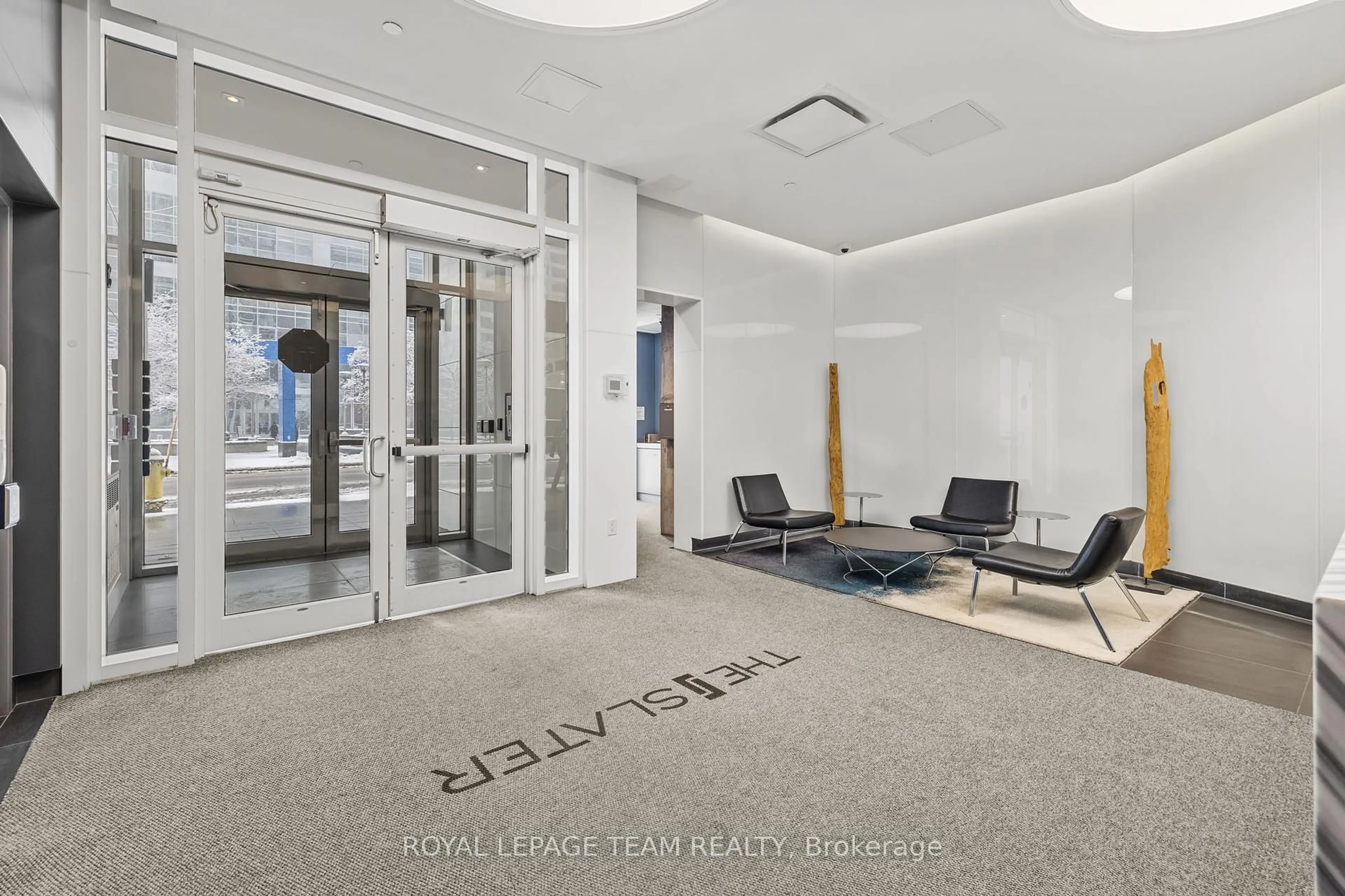 Indoor foyer for 199 Slater St #2017, Ottawa Ontario K1P 0C8