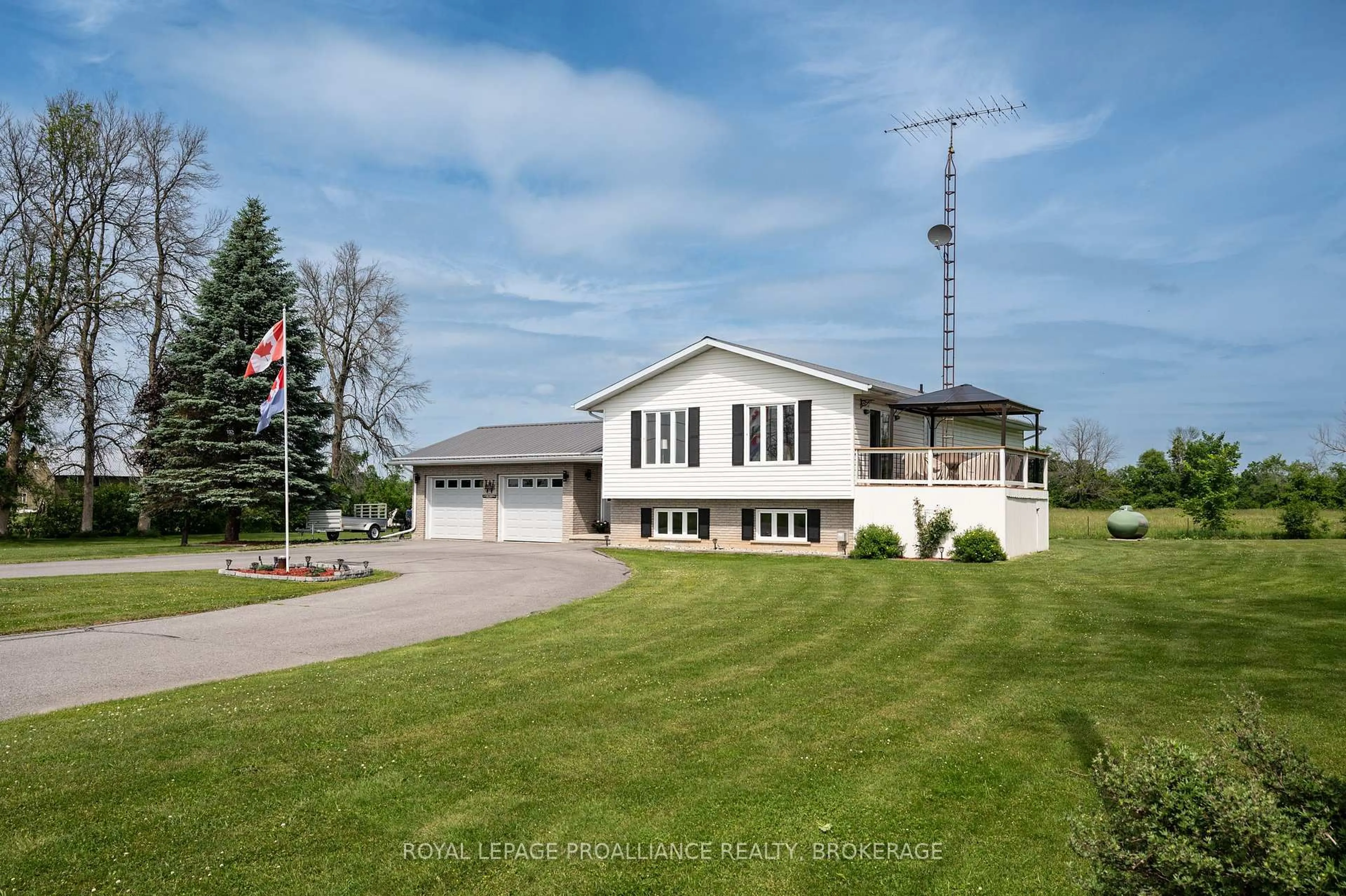 Home with vinyl exterior material, unknown for 4696 Watson Rd, Harrowsmith Ontario K0H 1V0