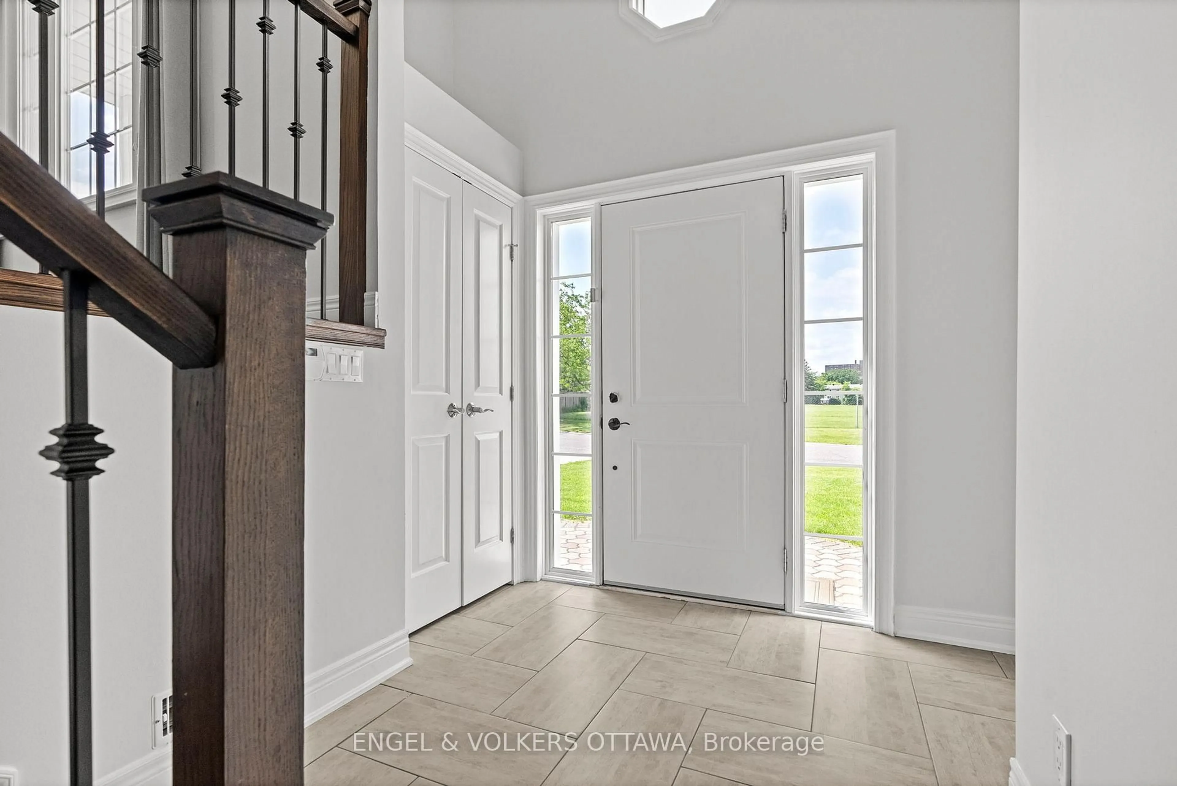 Indoor entryway for 20 Assiniboine Dr, Ottawa Ontario K2E 5R7