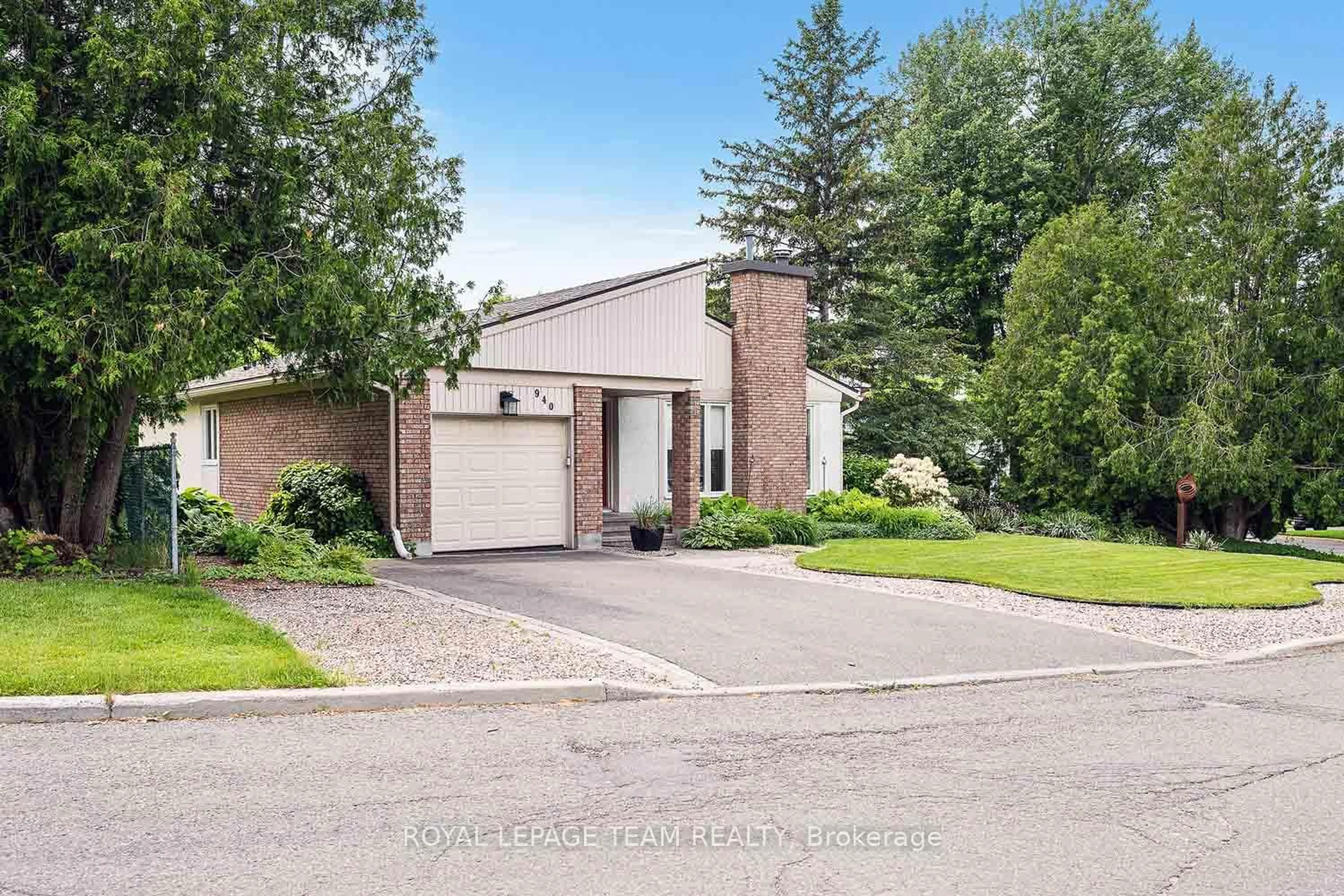 A pic from outside/outdoor area/front of a property/back of a property/a pic from drone, street for 940 Beauclaire Dr, Ottawa Ontario K1C 2J3